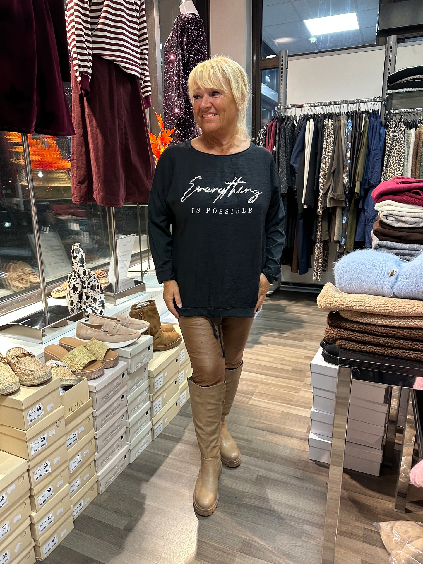 T-paita Everything Bling musta