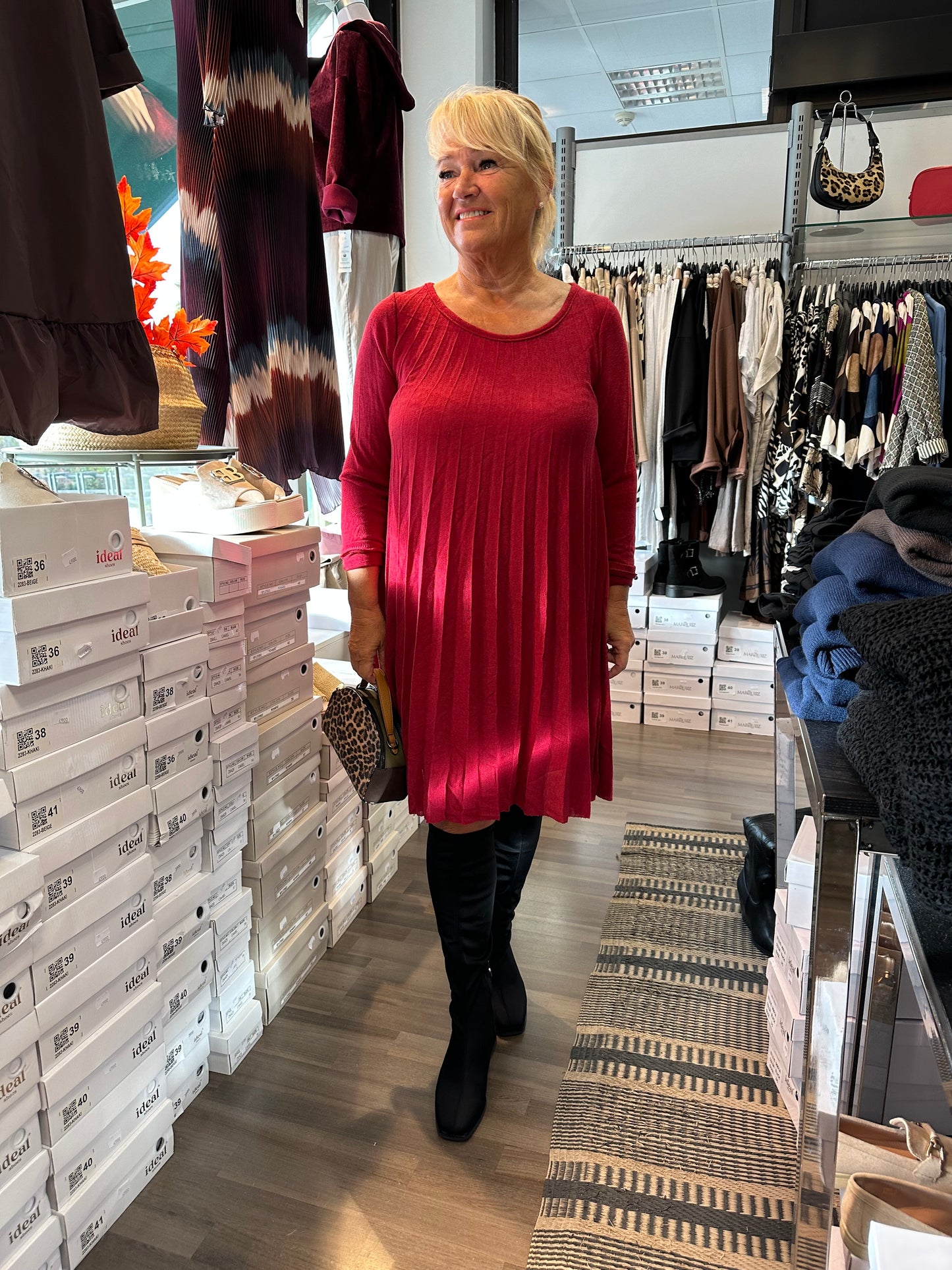 Pliseerattu neulemekko/tunika punainen