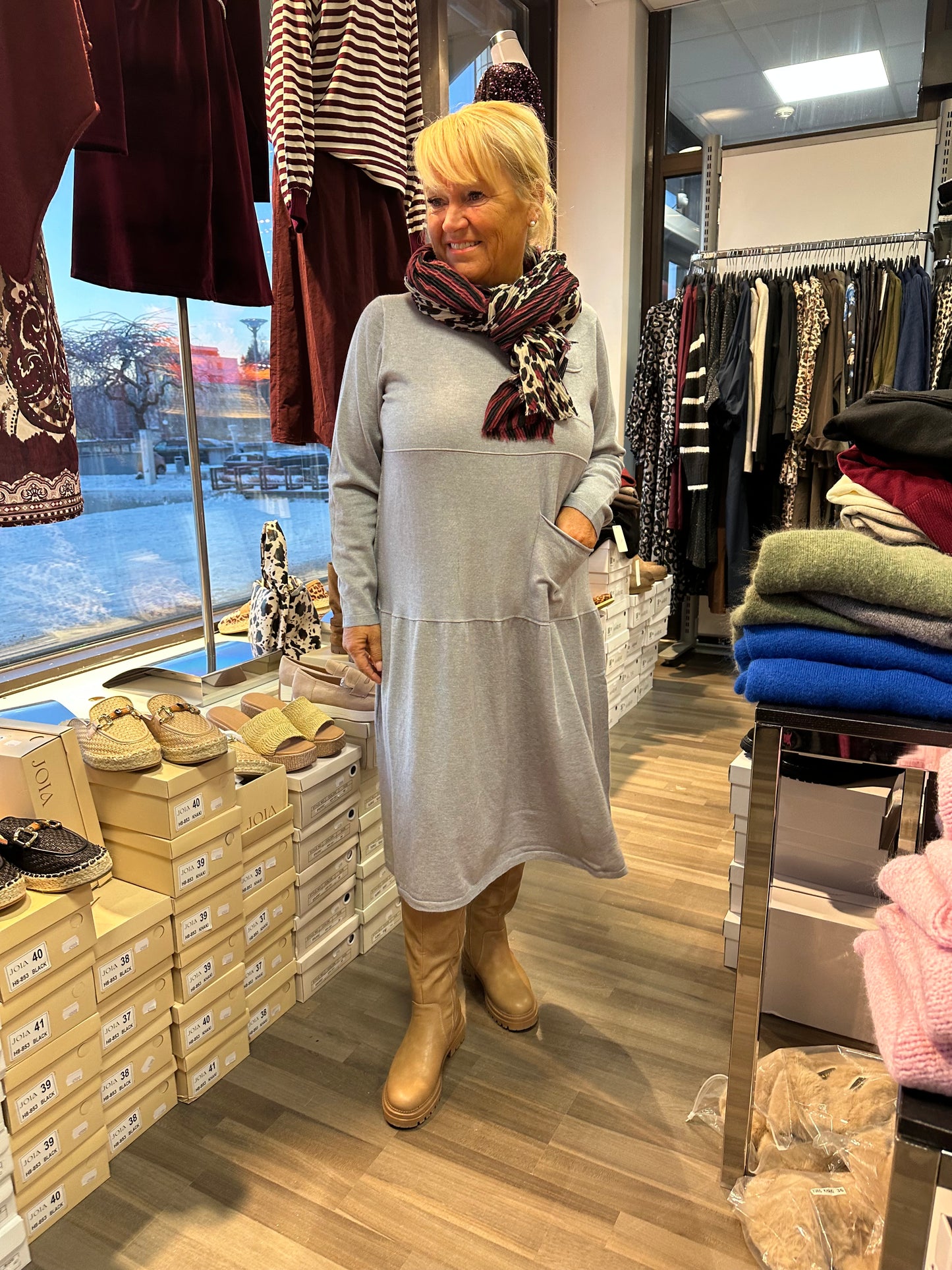 Midimittainen neulemekko Pocket harmaa