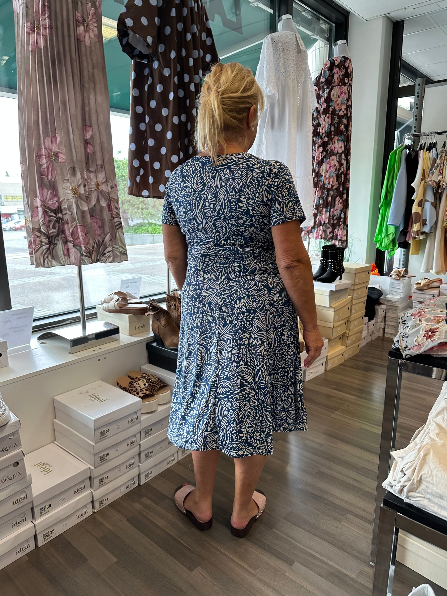 Kellohelmainen mekko sininen