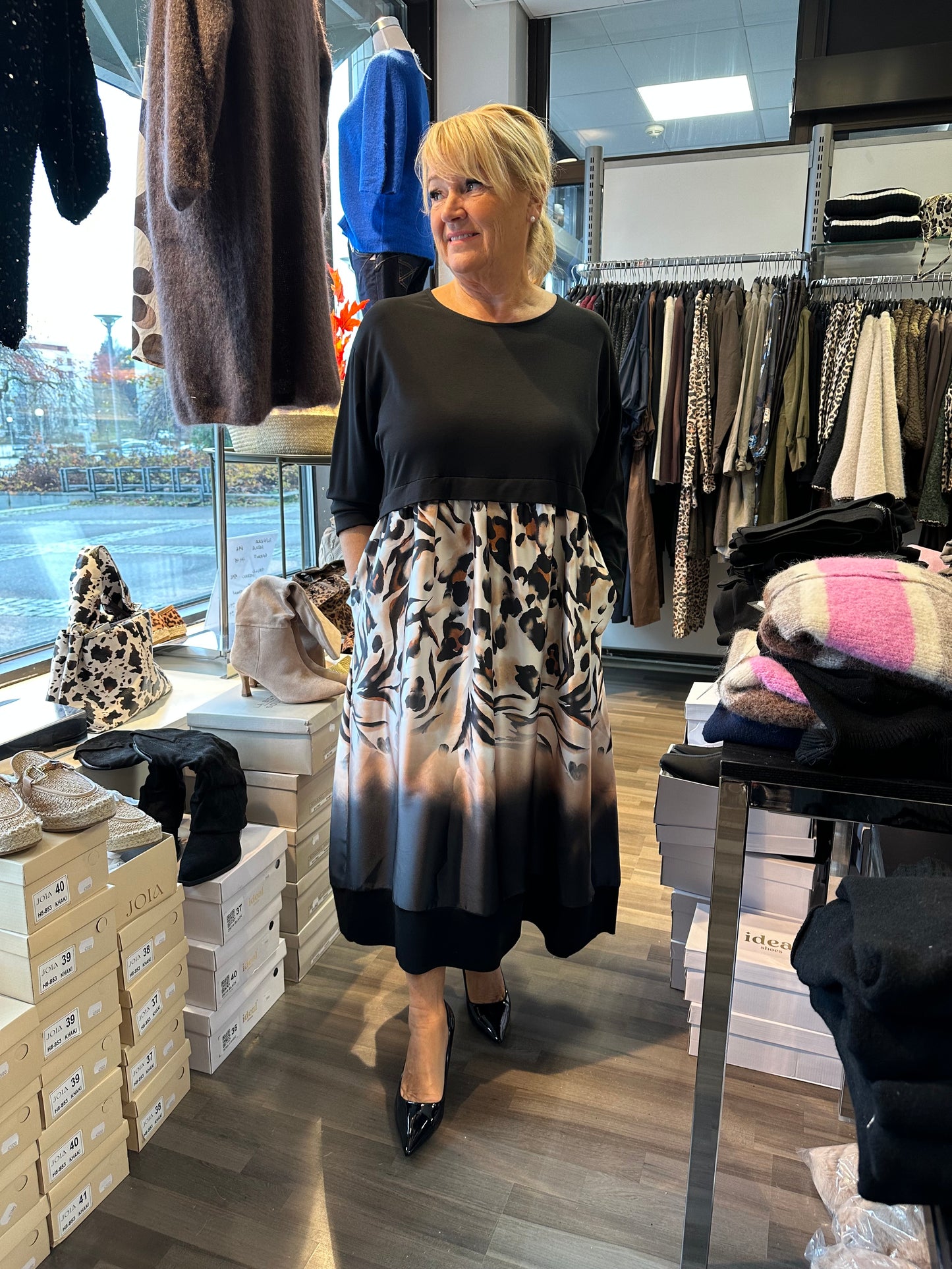 Trikoomekko satiinihelmalla eläin