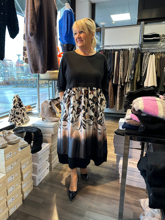 Trikoomekko satiinihelmalla eläin