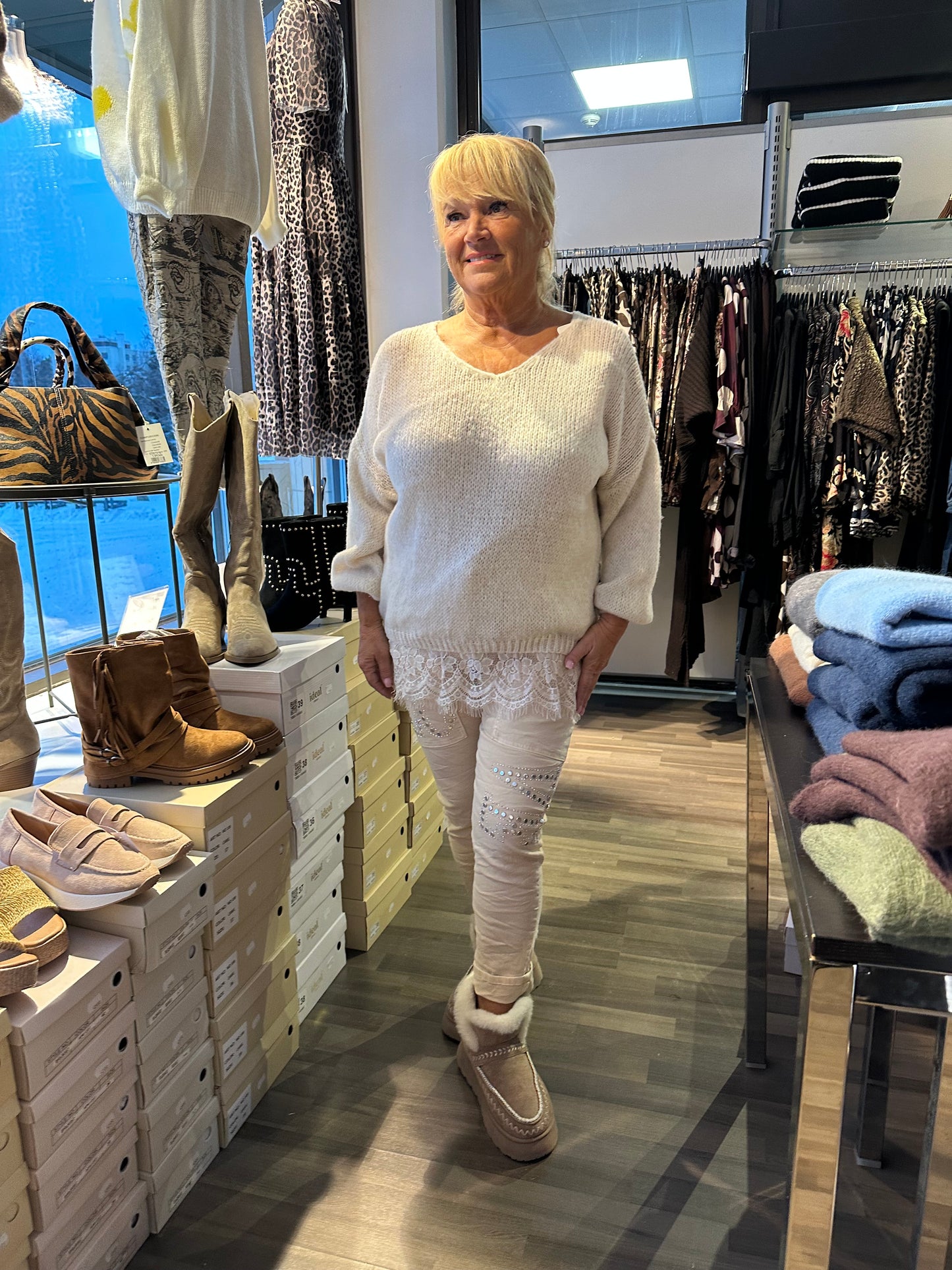 Pitsihelmainen neule vaalea beessi