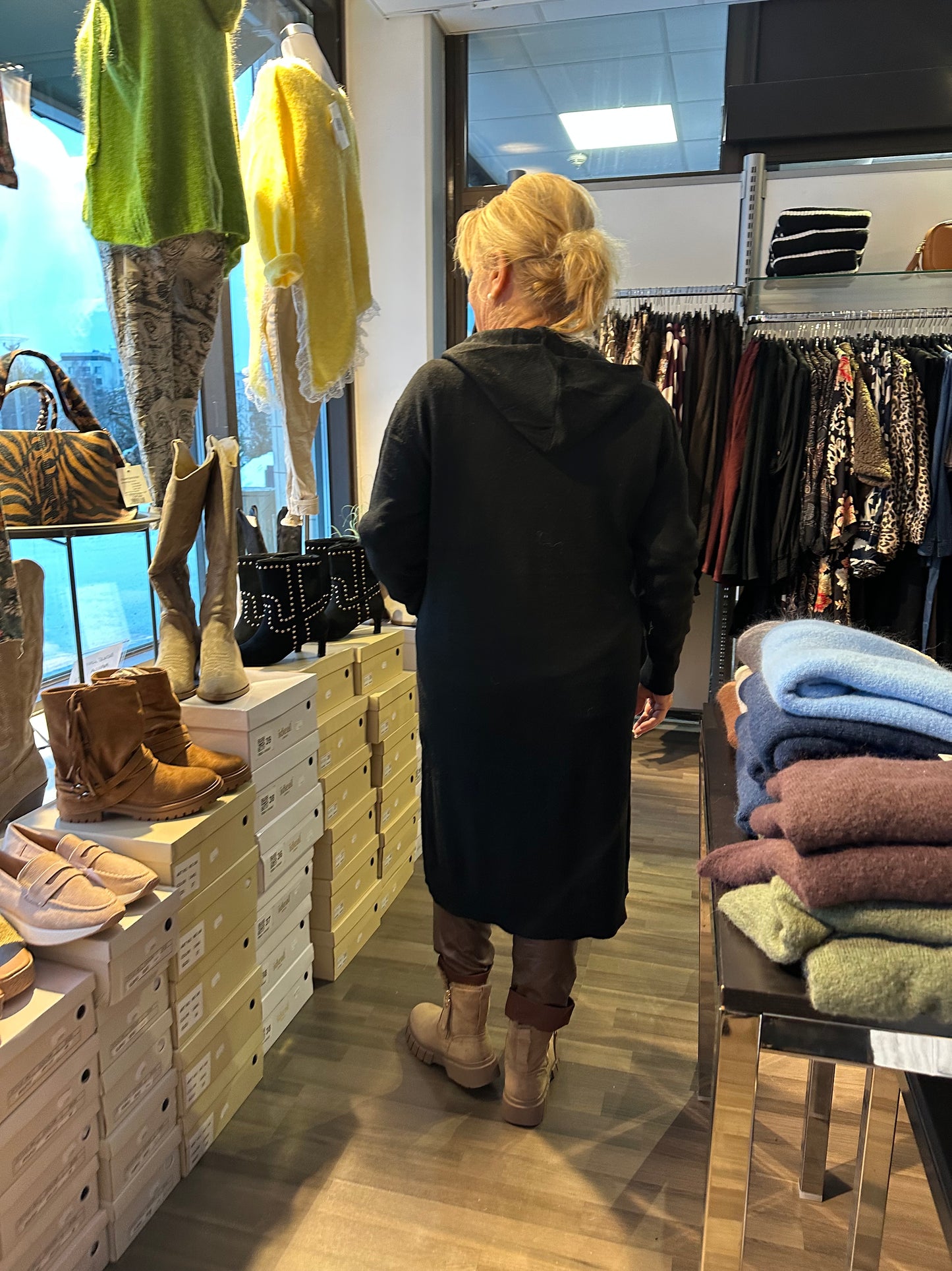 Vetoketjullinen neuletakki musta