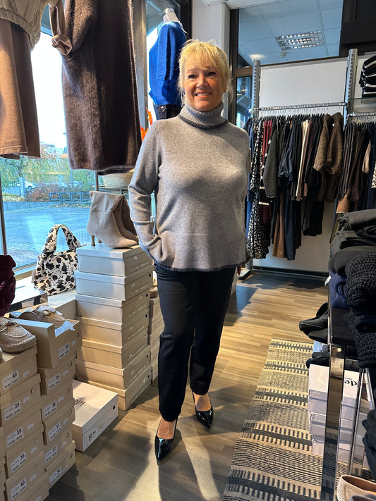 Poolokauluksinen neule harmaa