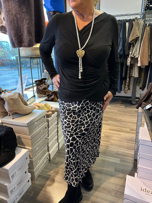 Kietaisumallinen modaalipusero musta