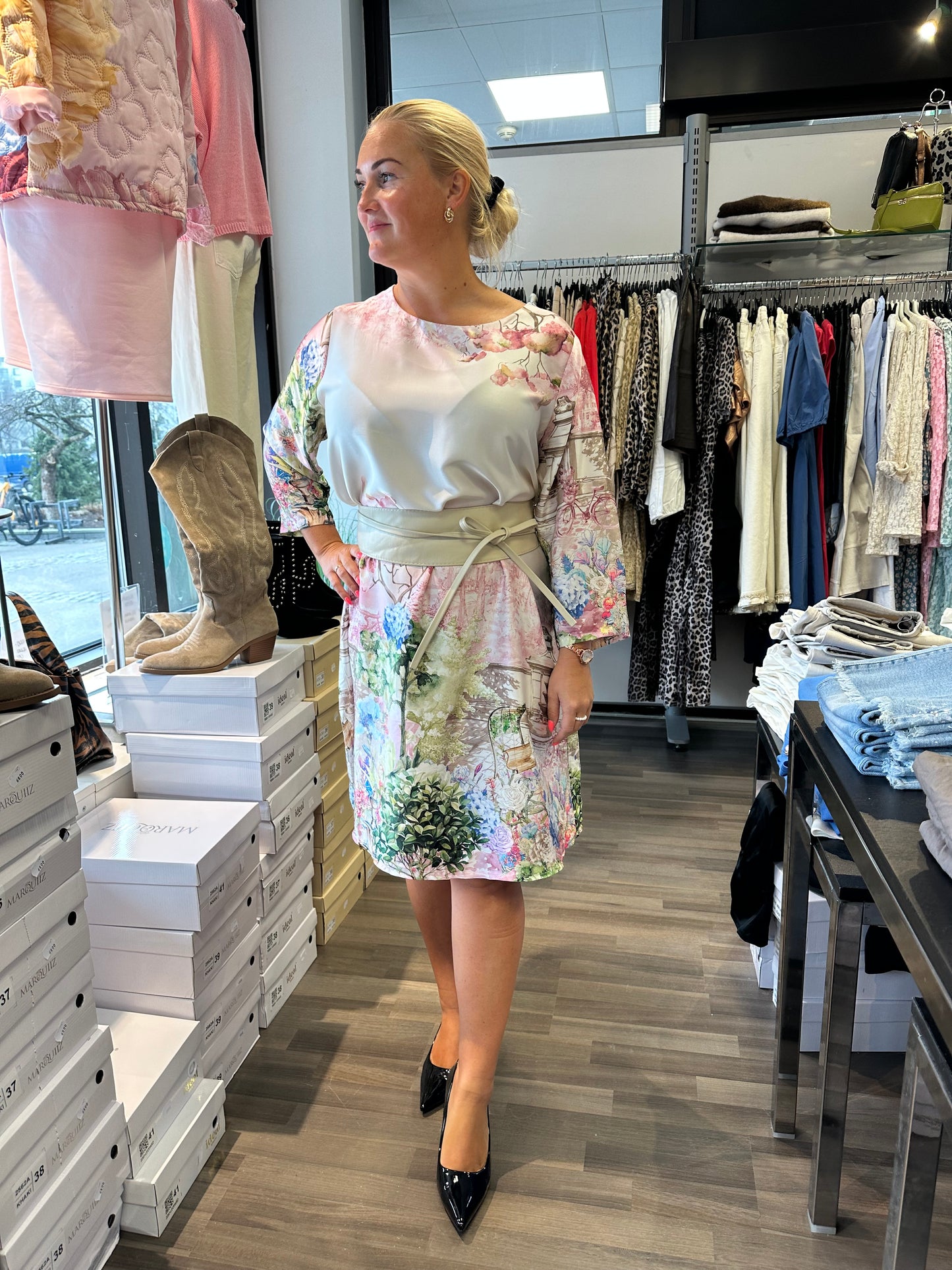 Suoralinjainen mekko puutarhakuosilla