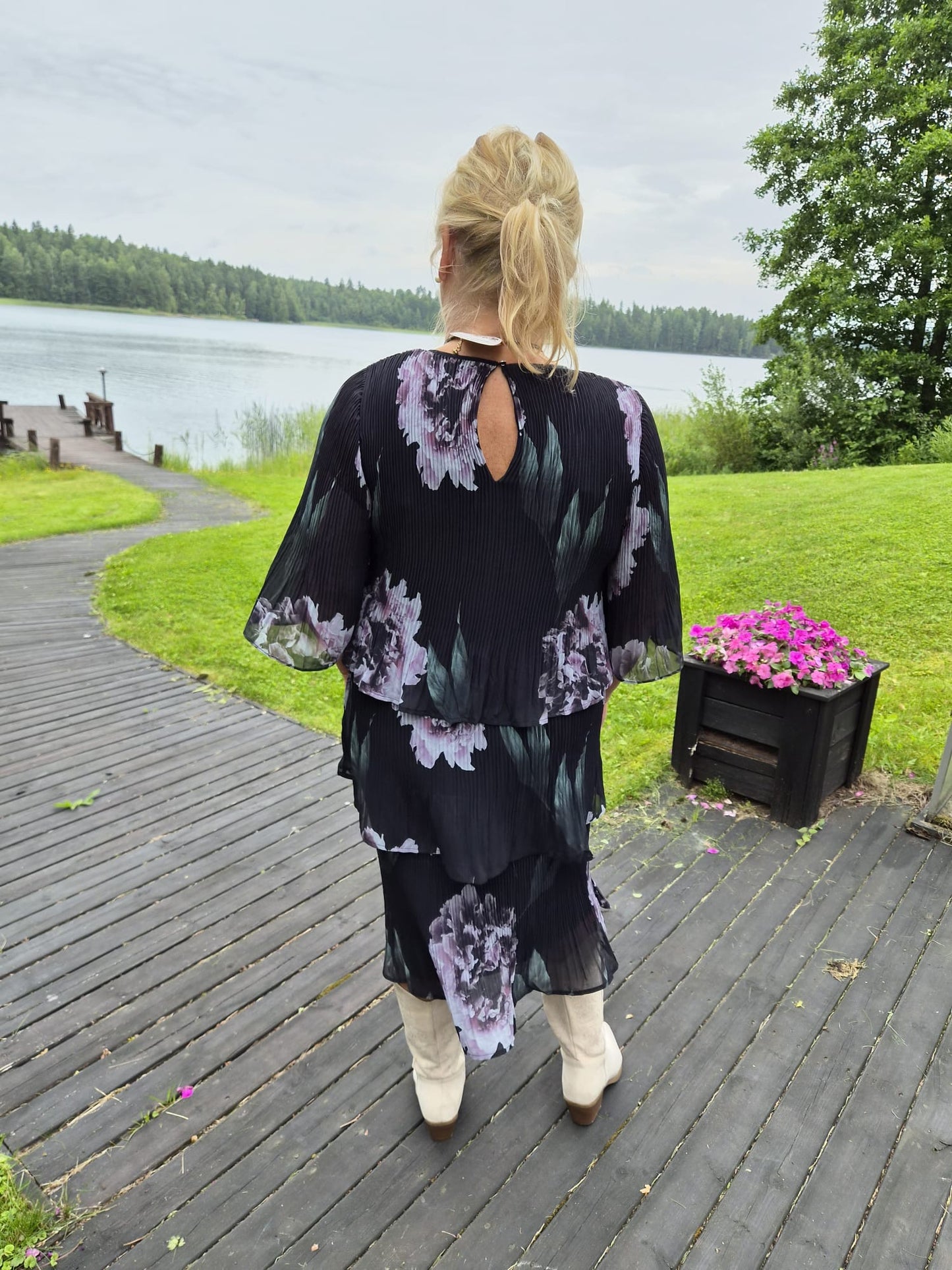Pliseerattu kerrosmekko Calindra kukallinen