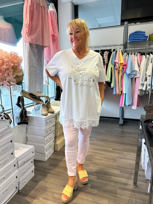 Plussize t-paita pitsihelmalla (4 väriä)