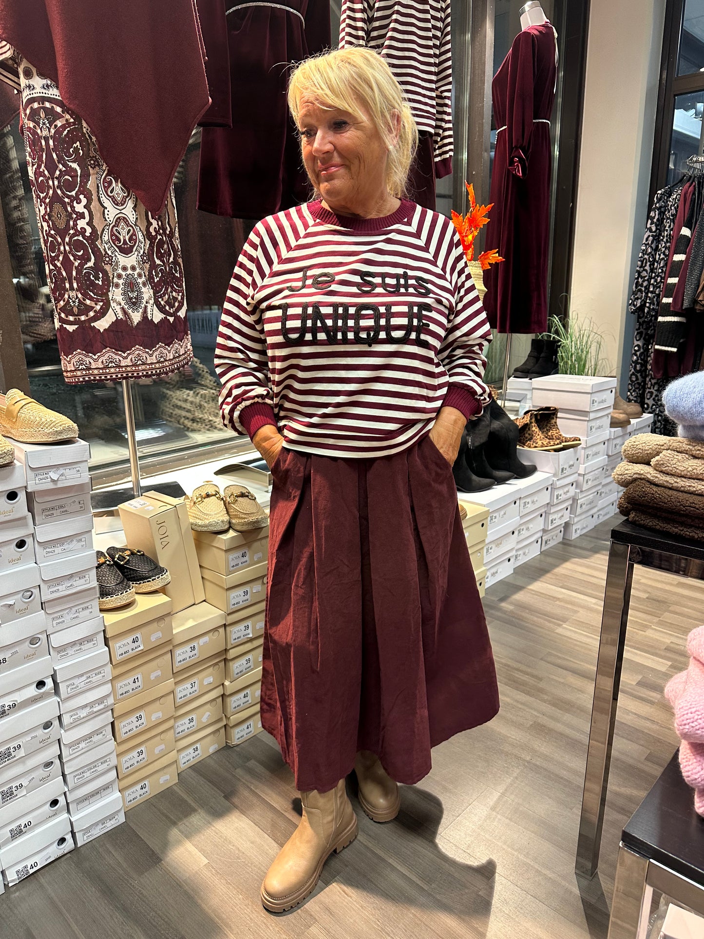 Raidallinen collegepusero viininpunainen