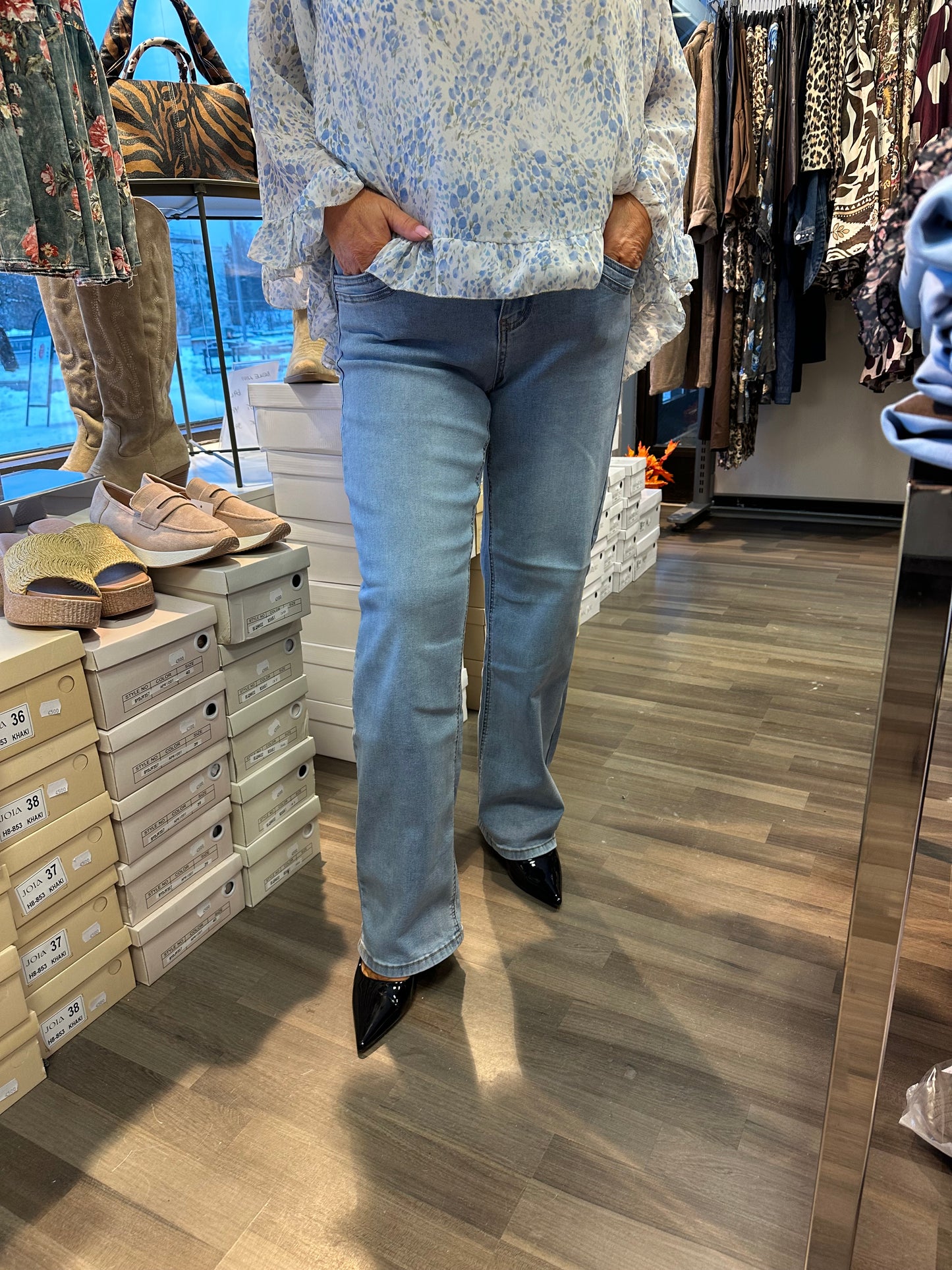 Suoralahkeiset farkut vaalea pesu