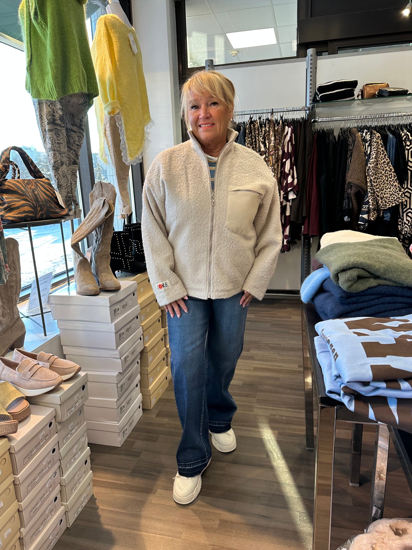 Lyhyt vetoketjullinen teddytakki