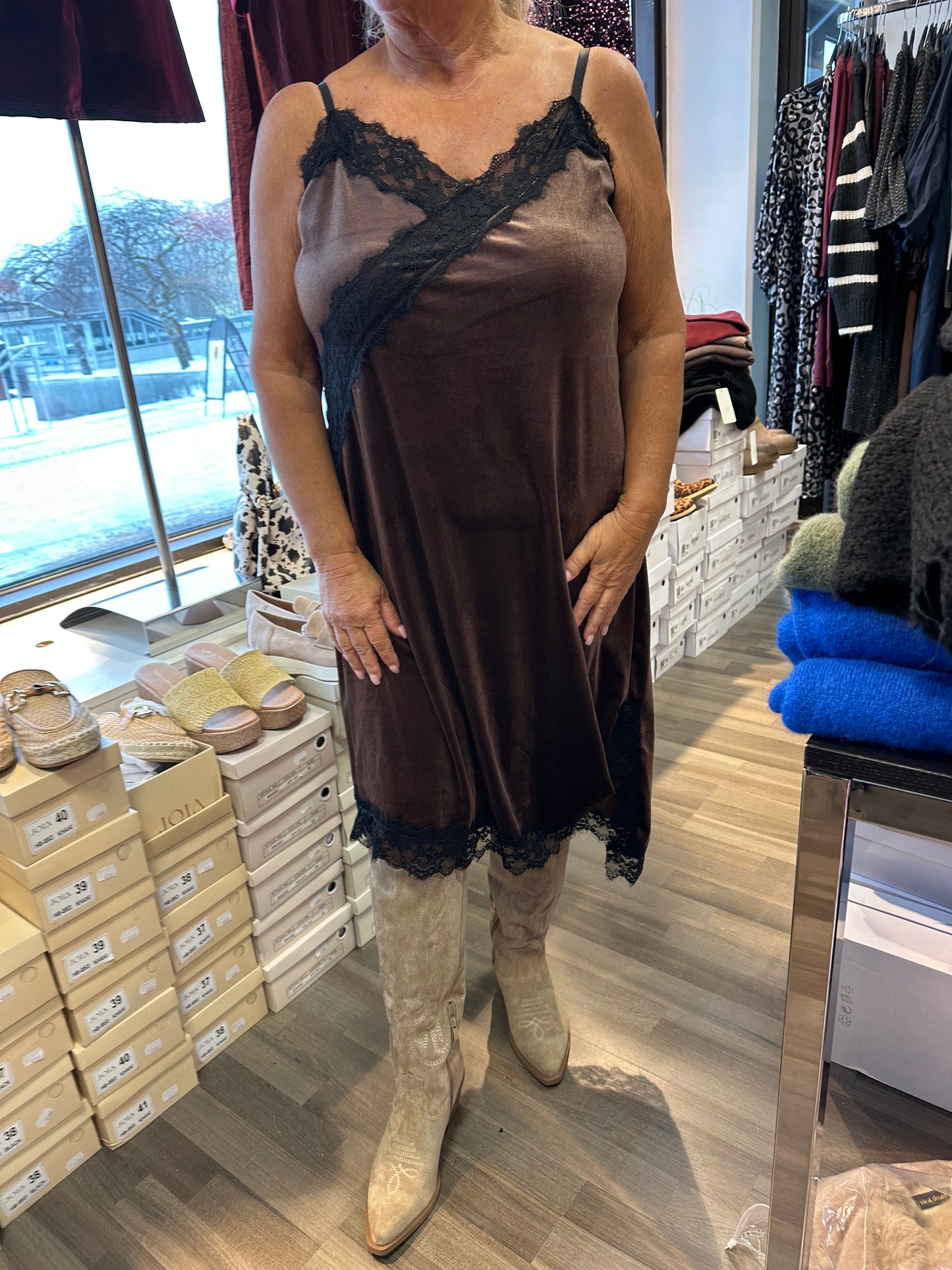 Samettimekko pitsikoristeilla ruskea