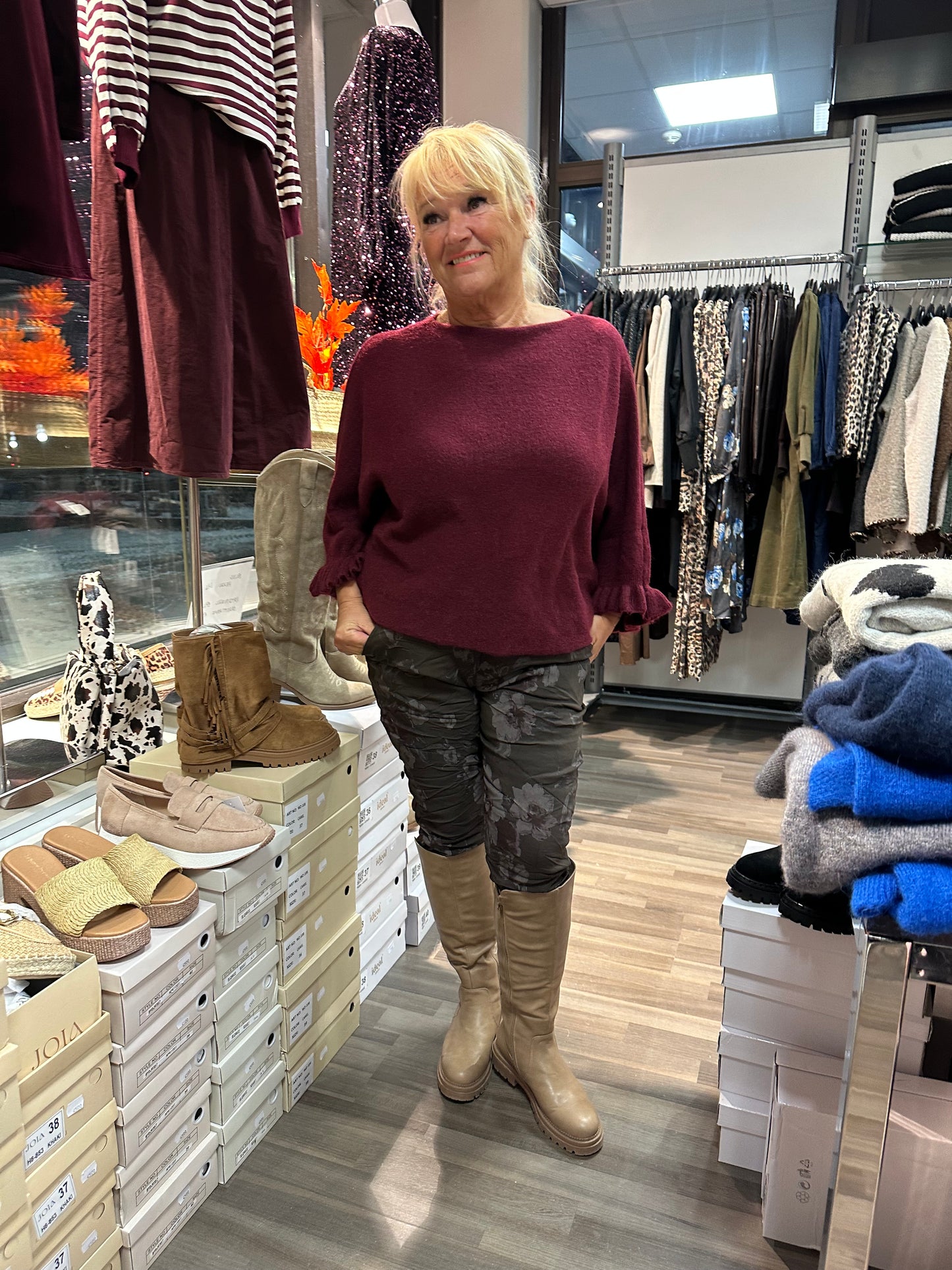 Neule frillahihoilla viininpunainen