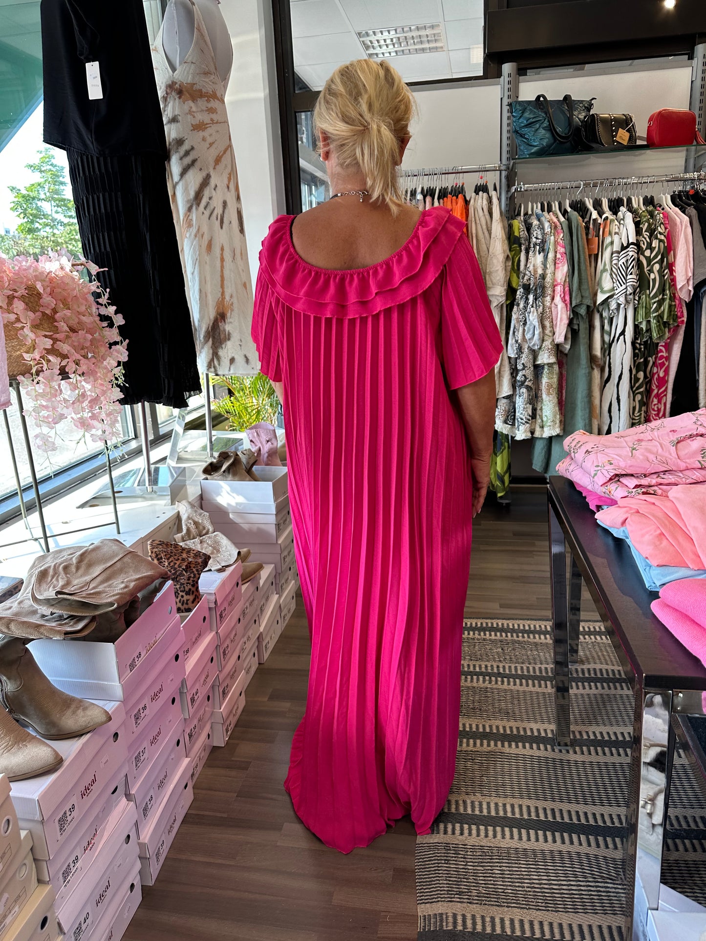 Plussize pliseerattu mekko fuksia