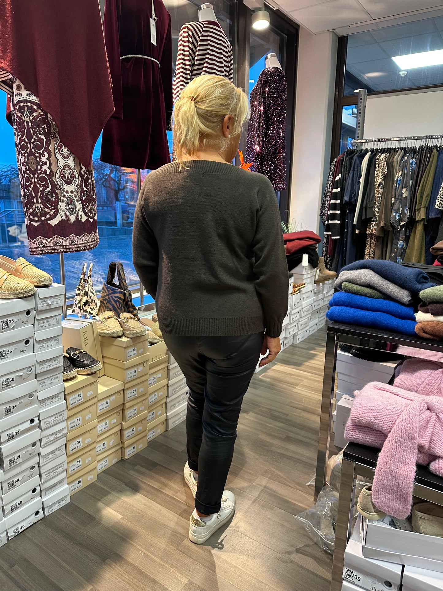 Neulepusero venepääntiellä ruskea