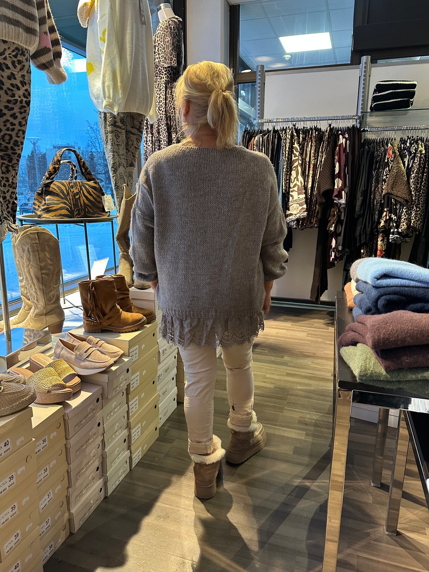 Pitsihelmainen neule taupe