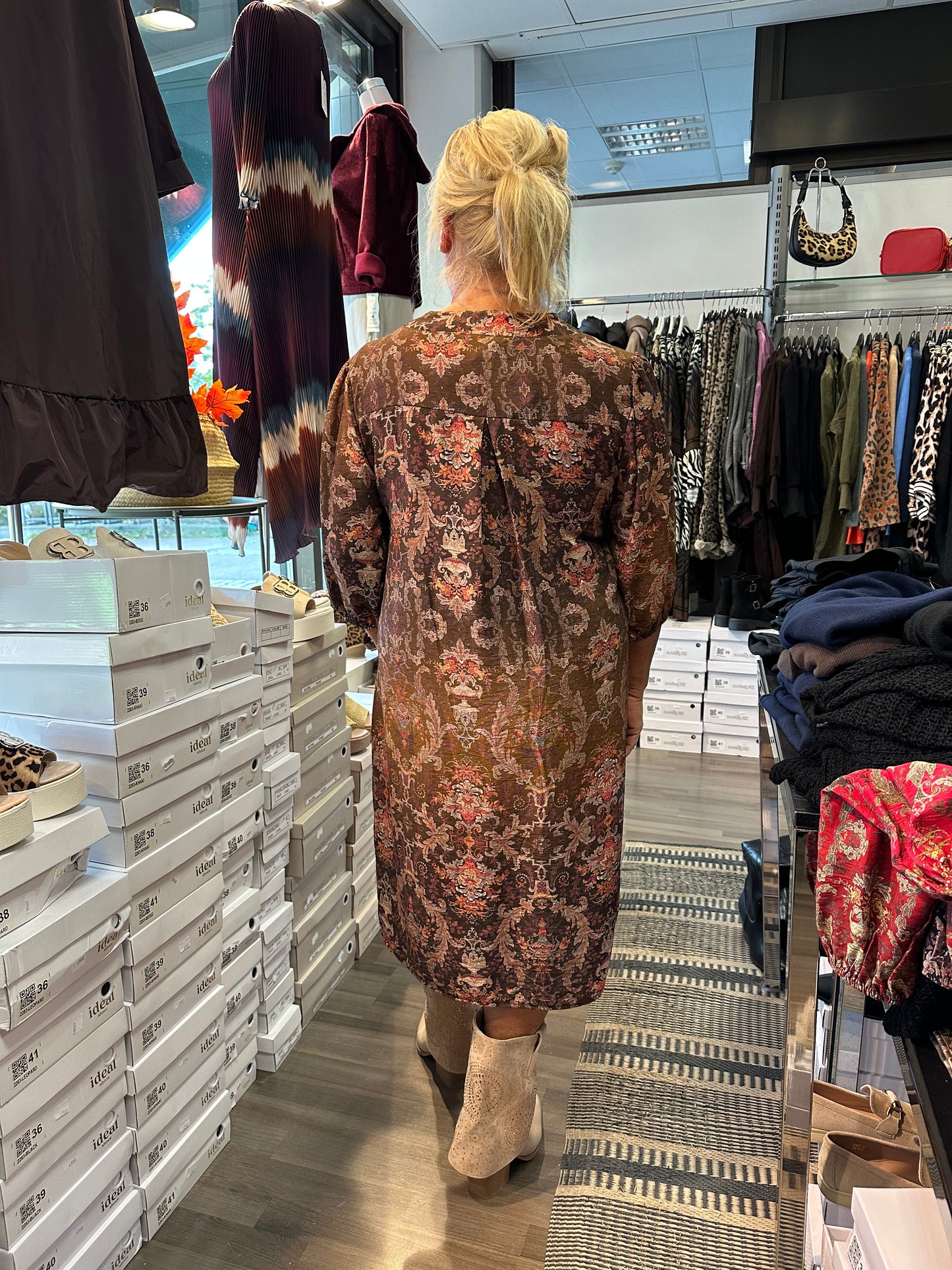 Kuviollinen mekko konjakki