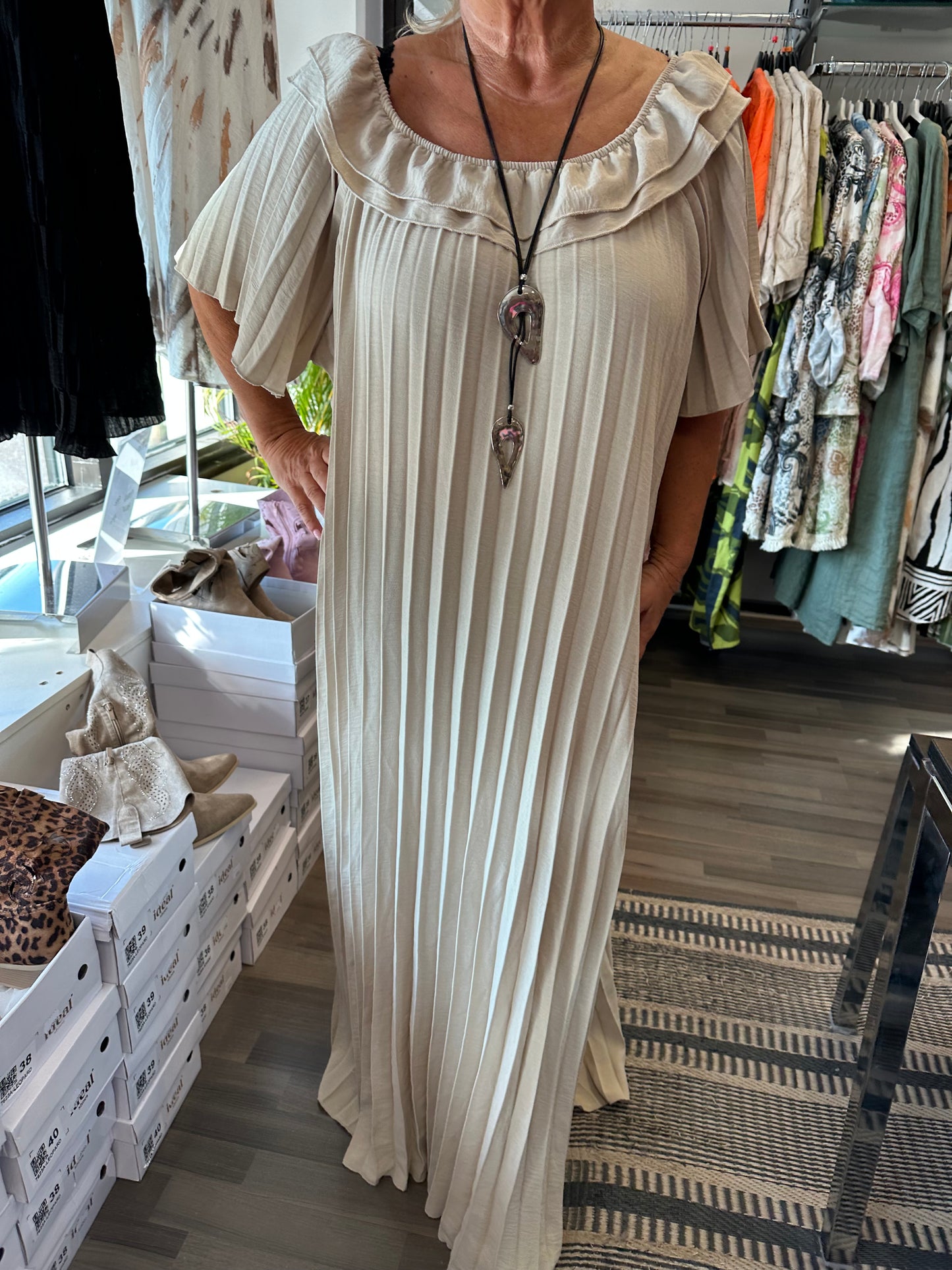 Plussize pliseerattu mekko beessi