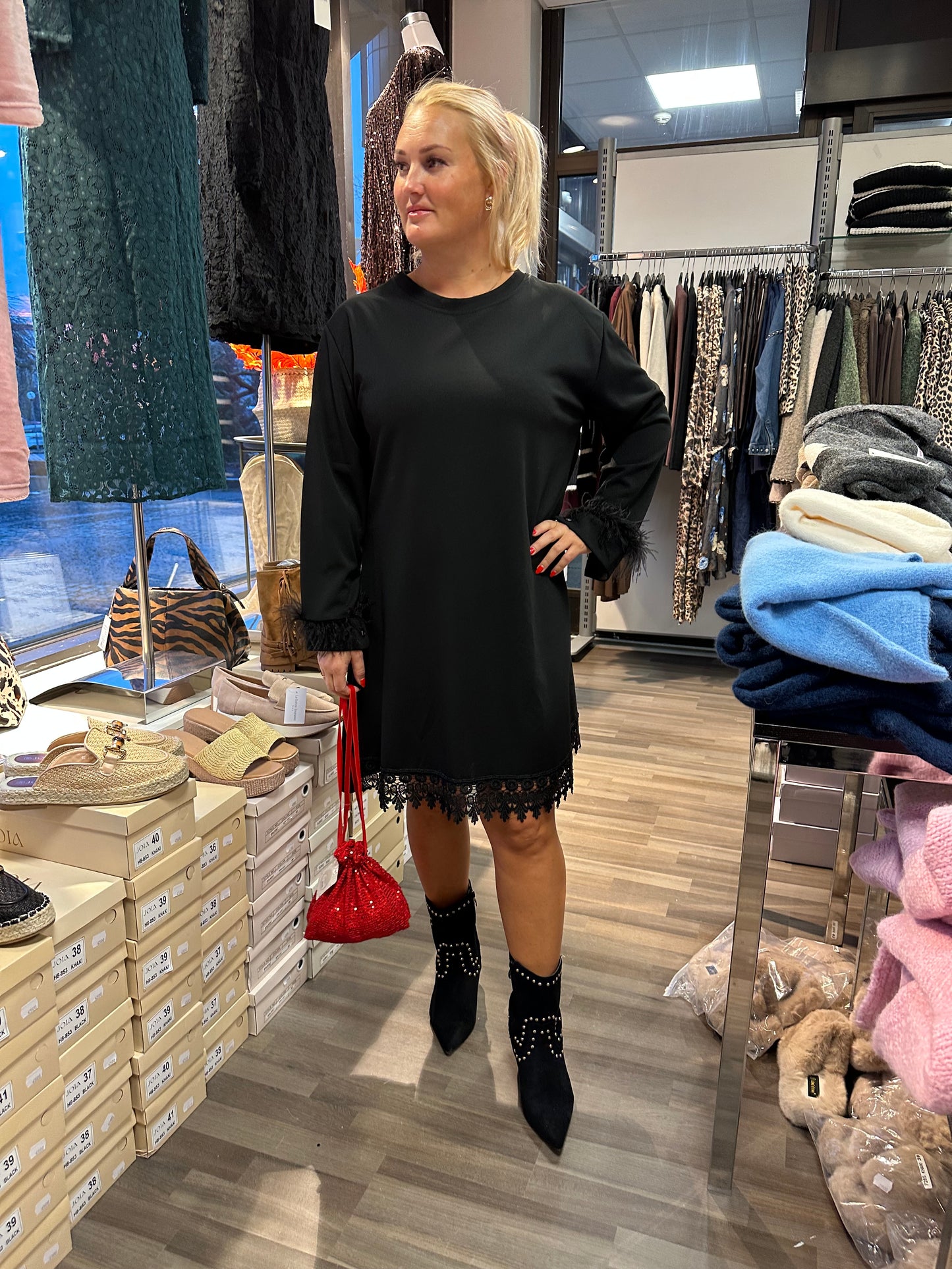 Pikkumusta höyhenhihoilla