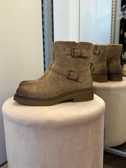 Keinomokkaiset nilkkurit soljella beessi