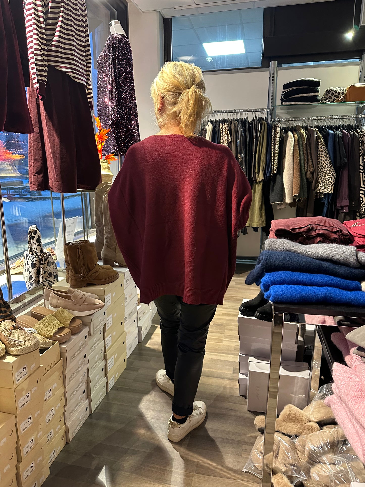 Pontsoneule viininpunainen