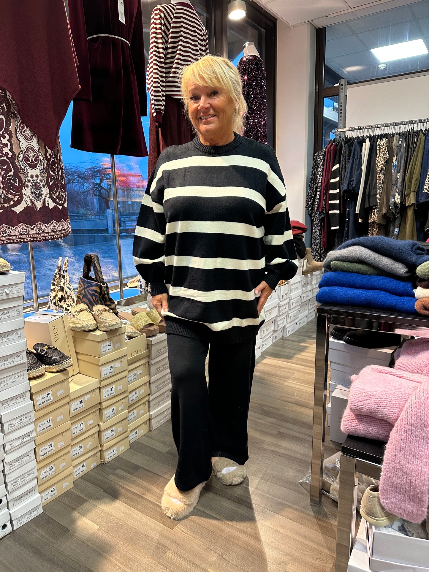 Plussize neuleasu mustavalkoinen