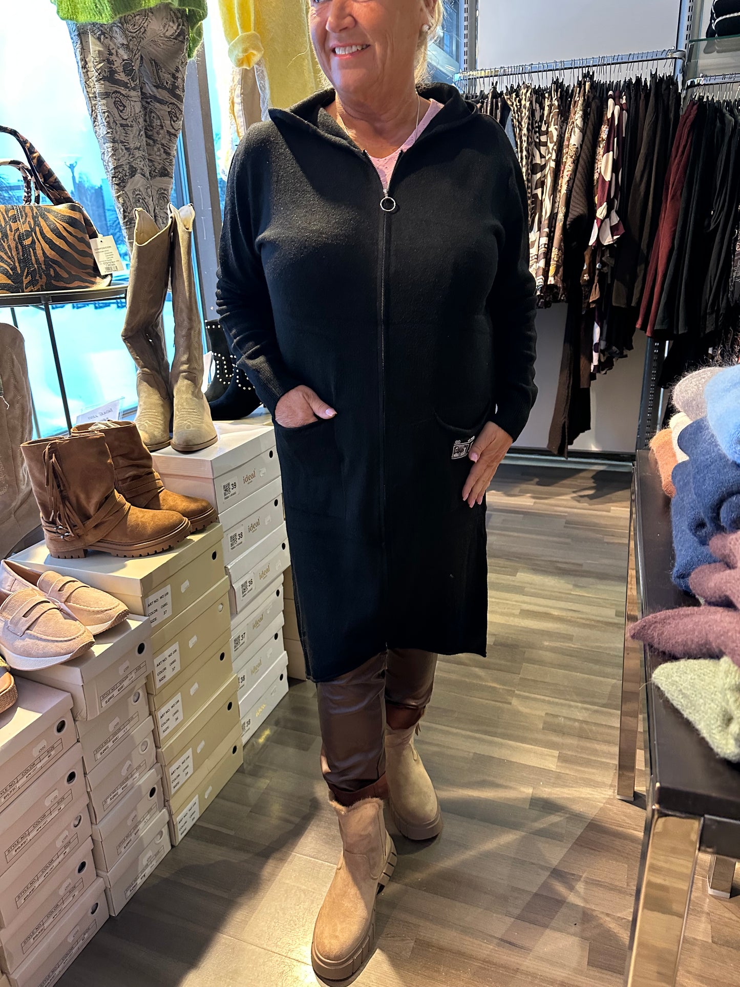 Vetoketjullinen neuletakki musta