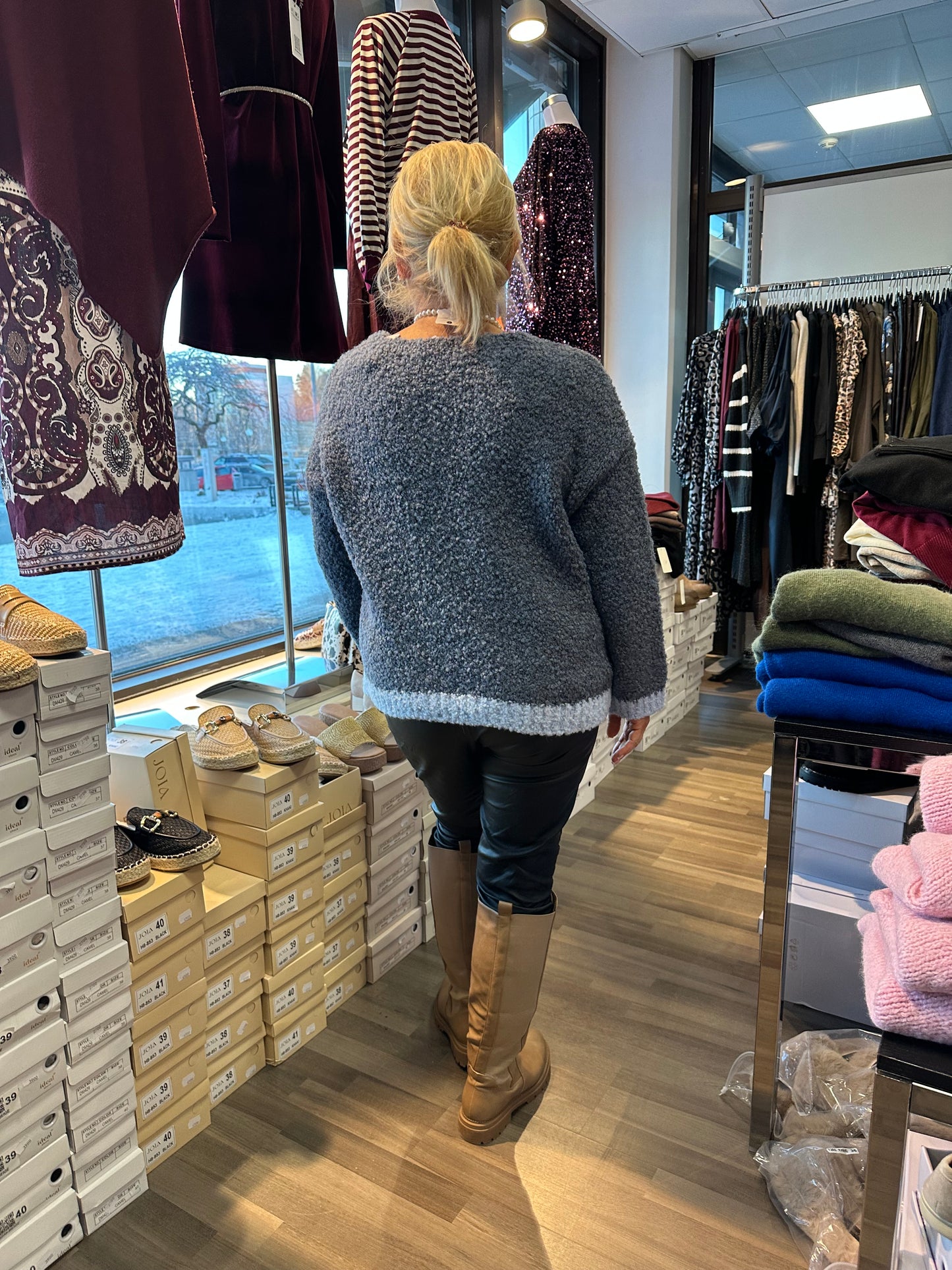 Kaksivärinen bouclee neule sininen