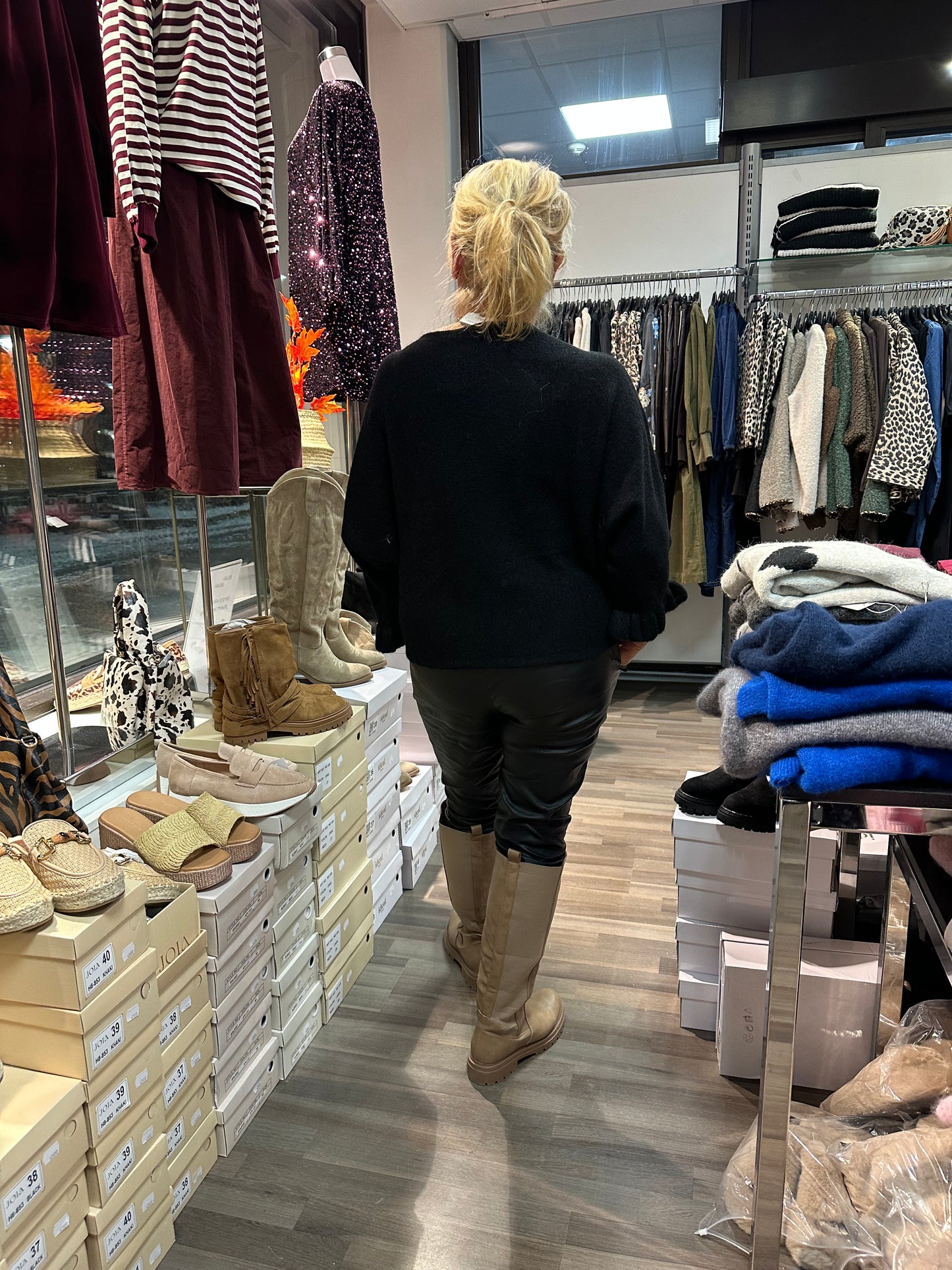 Neule frillahihoilla musta