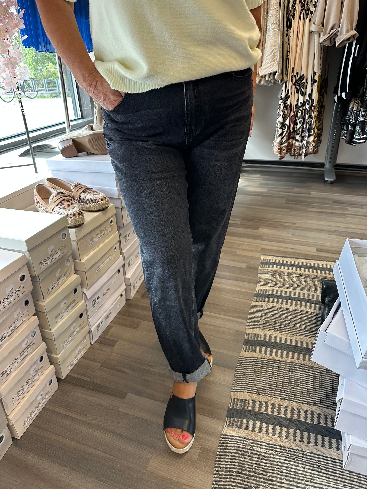 Korkeavyötäröiset farkut harmaa