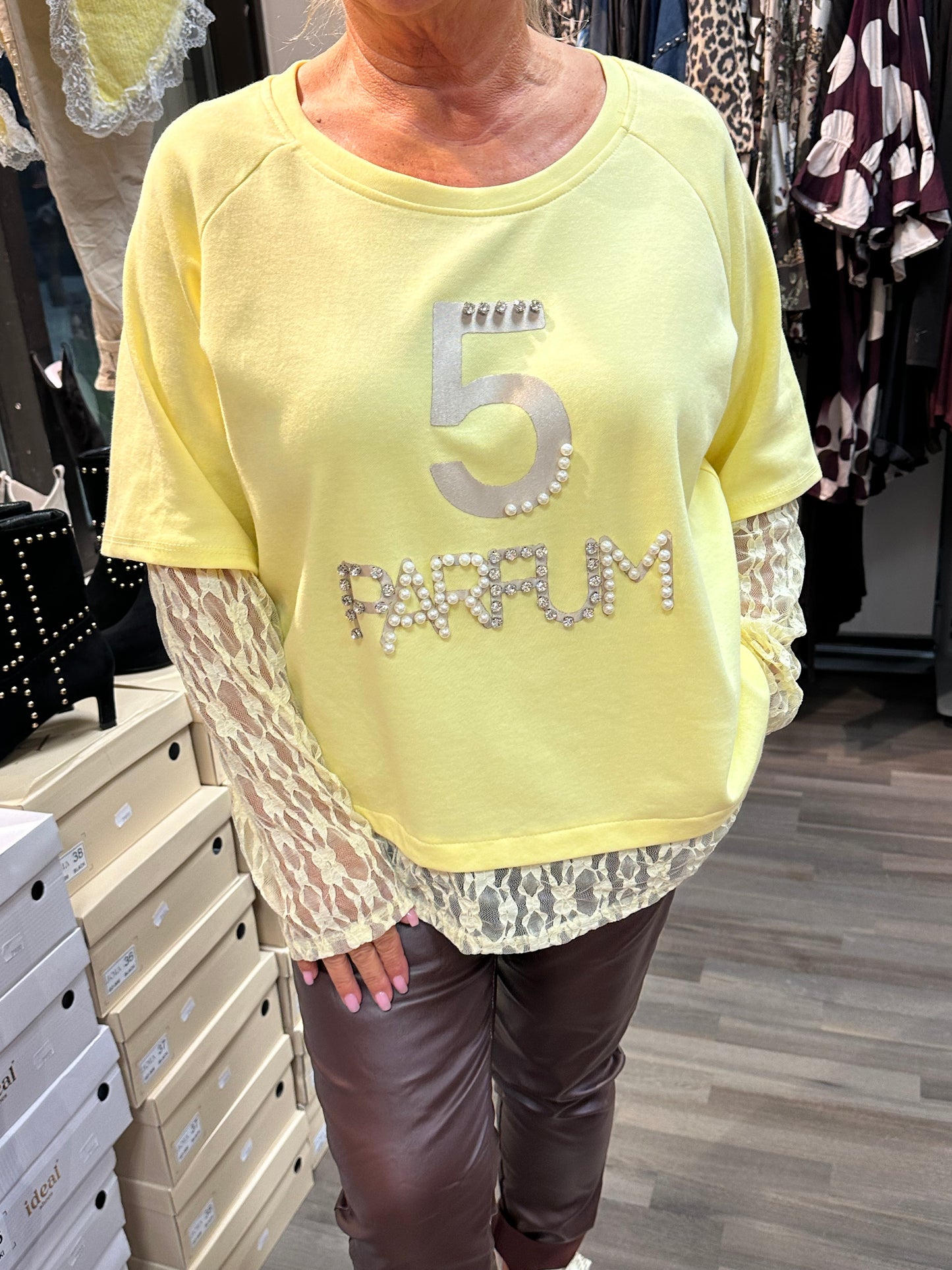T-paita pitsihihoilla ja helmalla keltainen