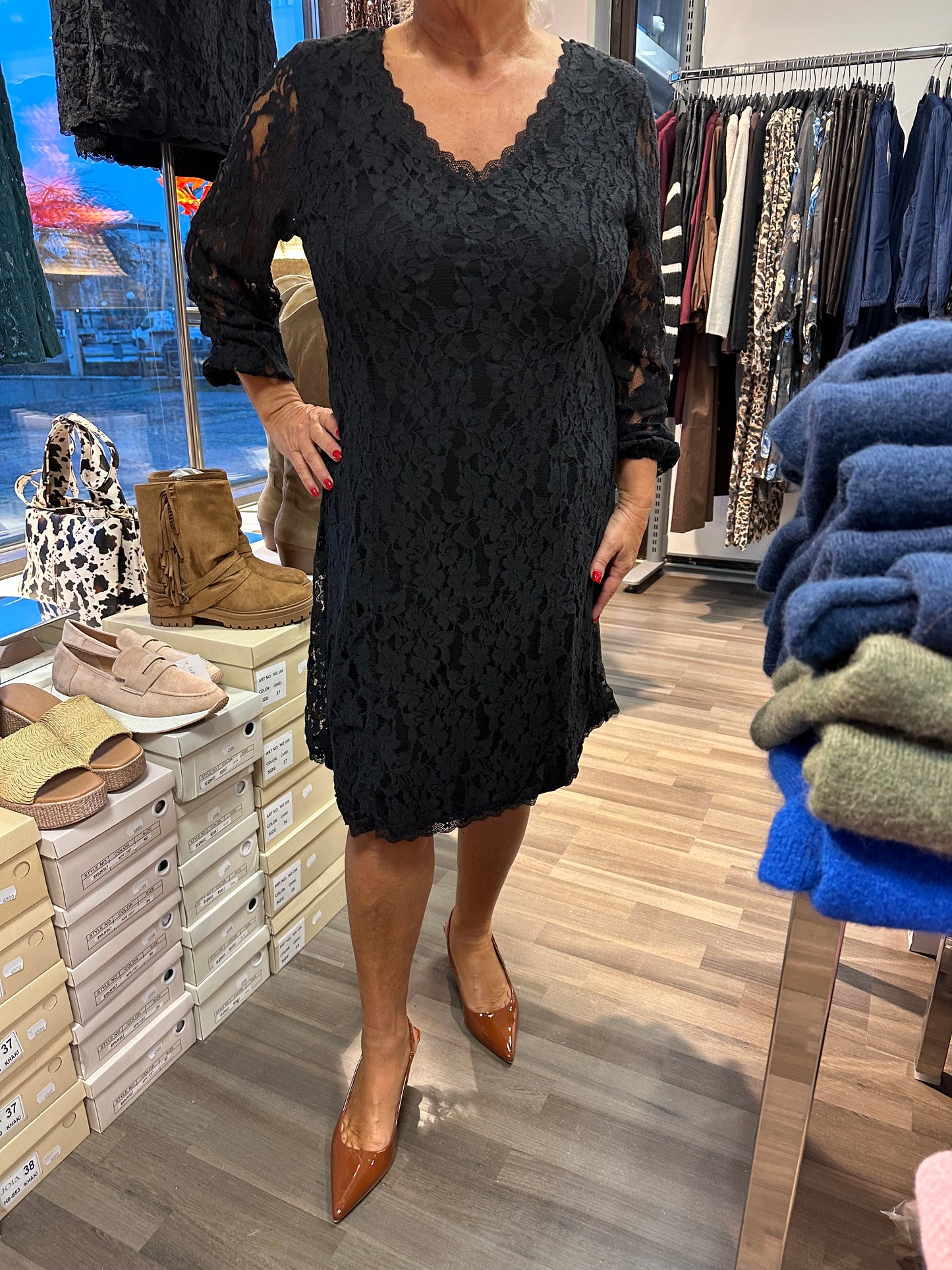 Polvipituinen pitsimekko