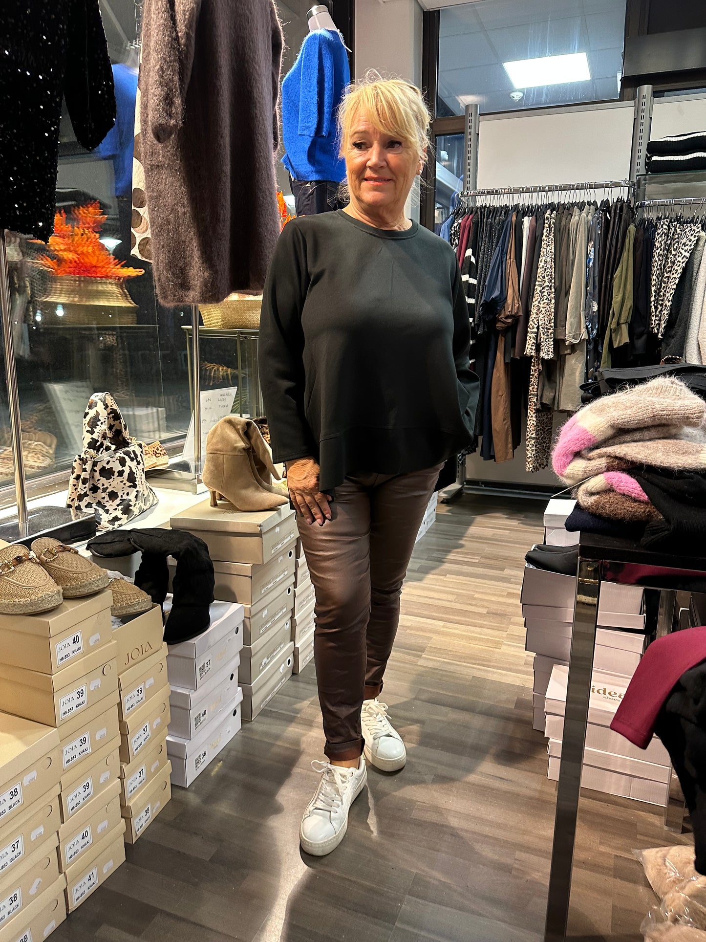 A-linjainen college pusero musta