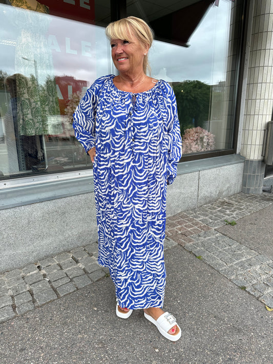Pitkä plussize mekko sininen