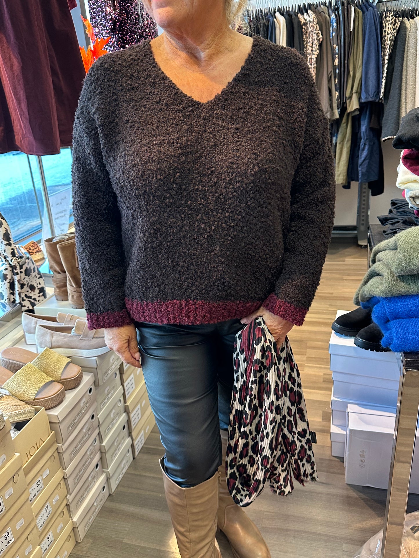 Kaksivärinen bouclee neule tummanruskea