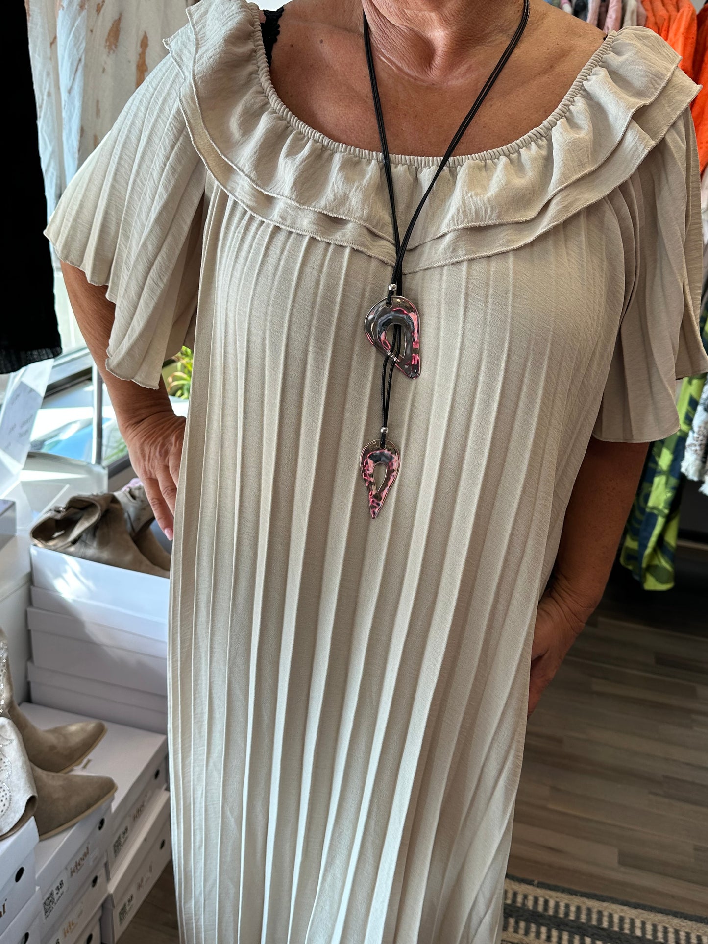 Plussize pliseerattu mekko beessi