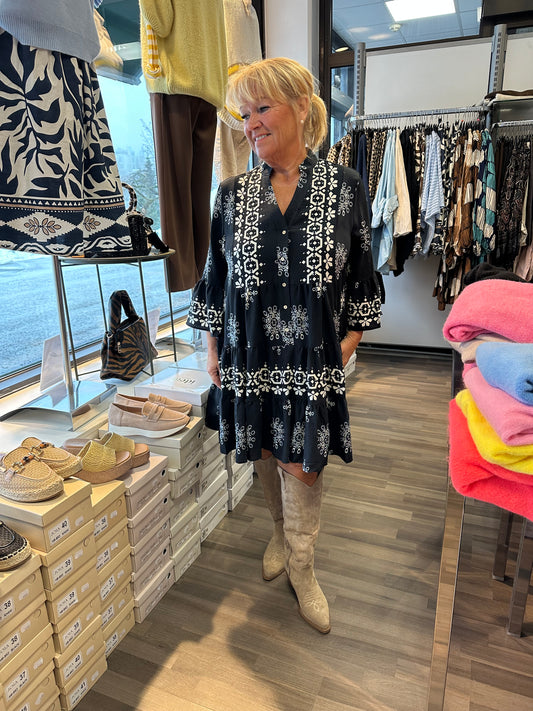 Lyhyt frillamekko musta-valkea