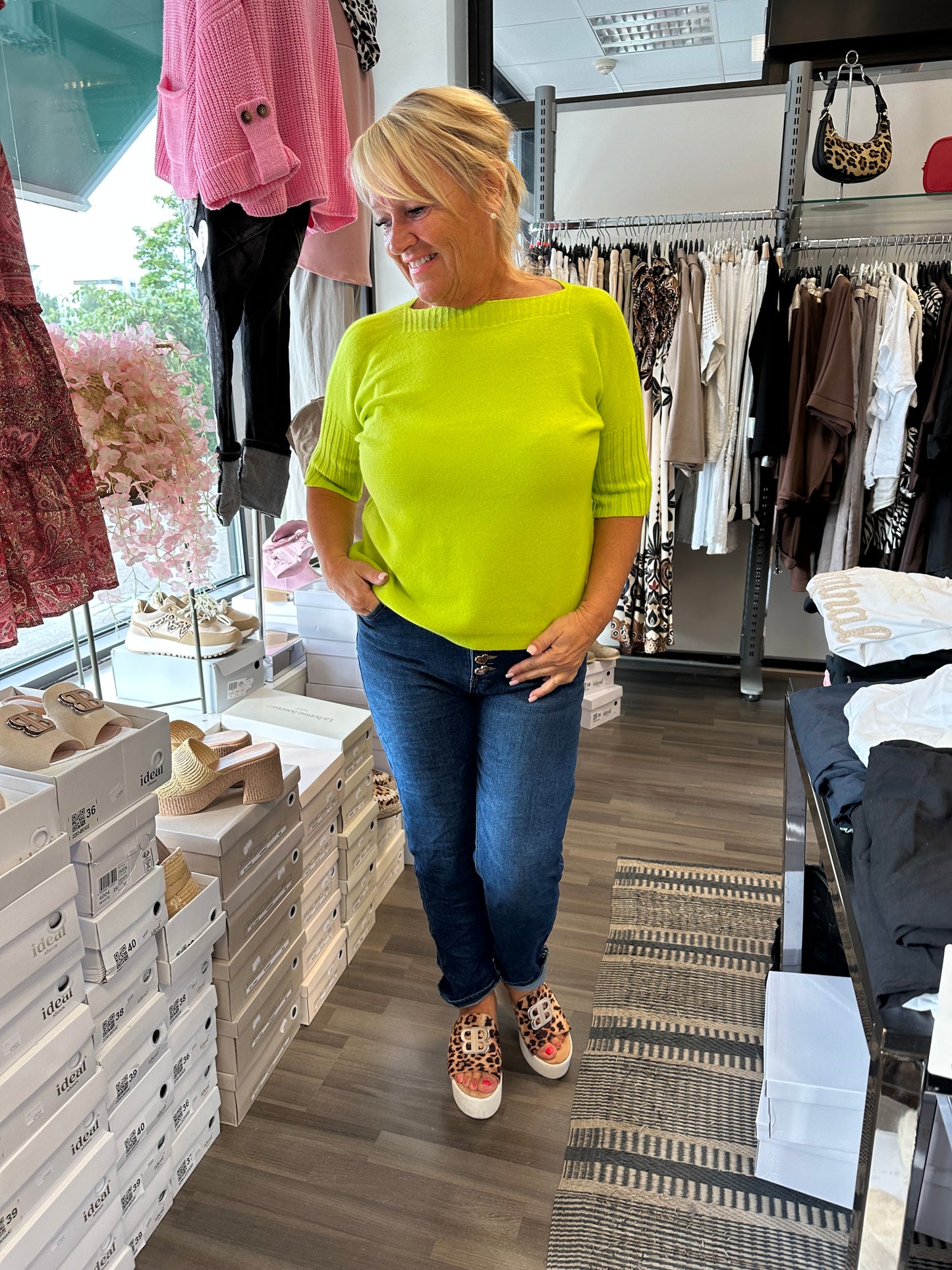 Lyhythihainen neule venepääntiellä kirkas vihreä