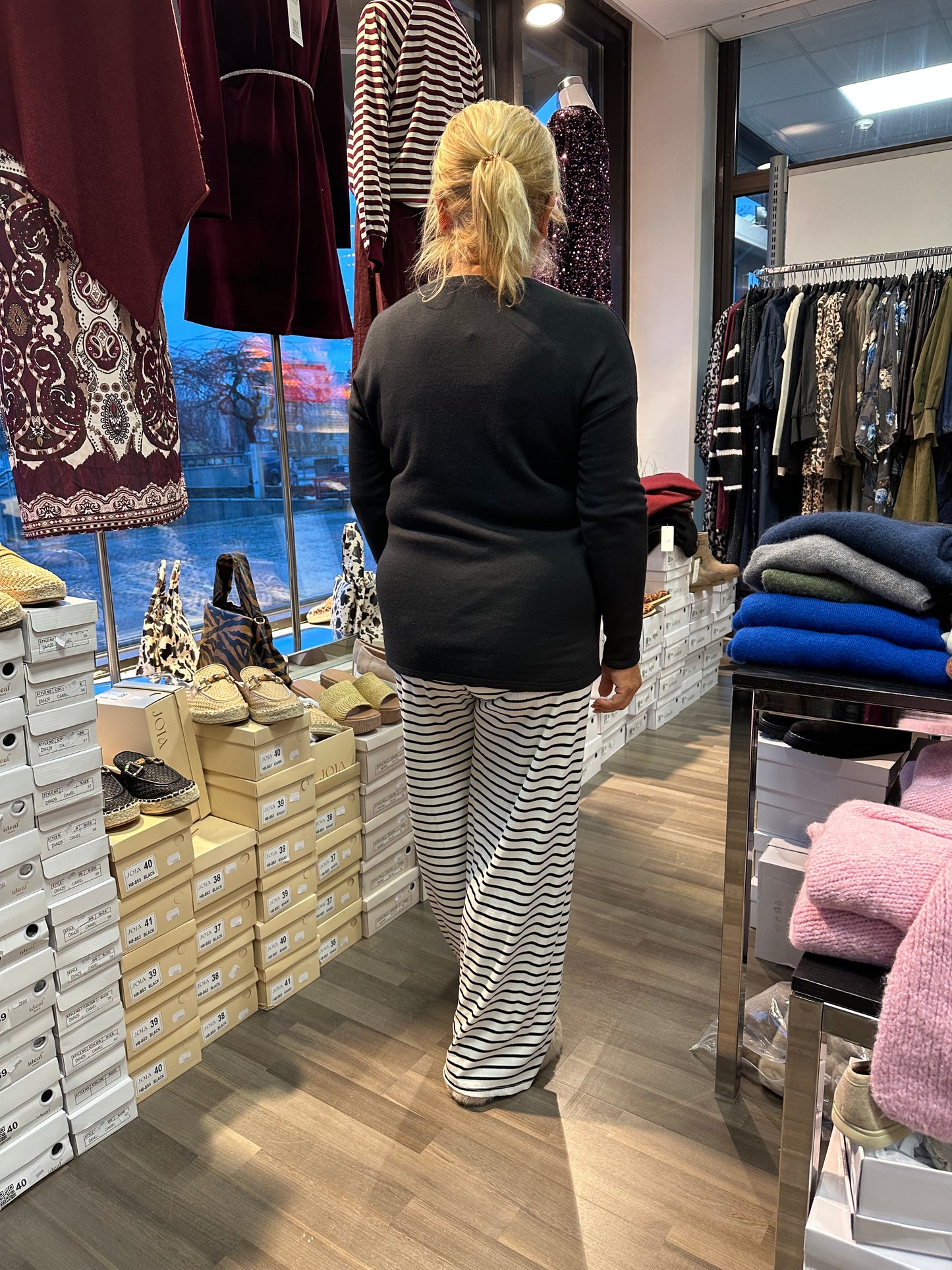 Lämmin pusero LoVE musta