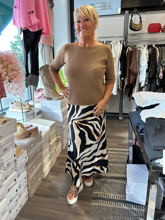 Lyhythihainen neule venepääntiellä kameli