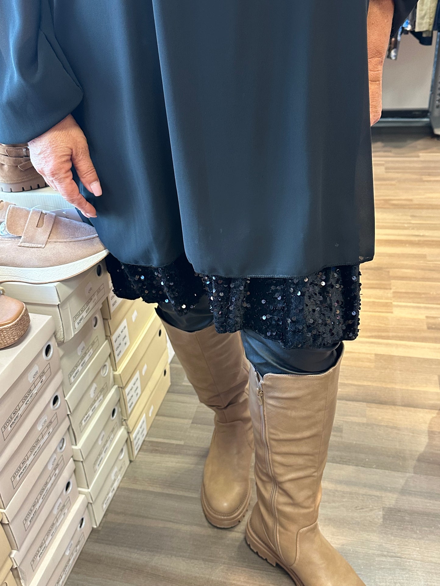 Plussize sifonkitunika paljettihelmalla