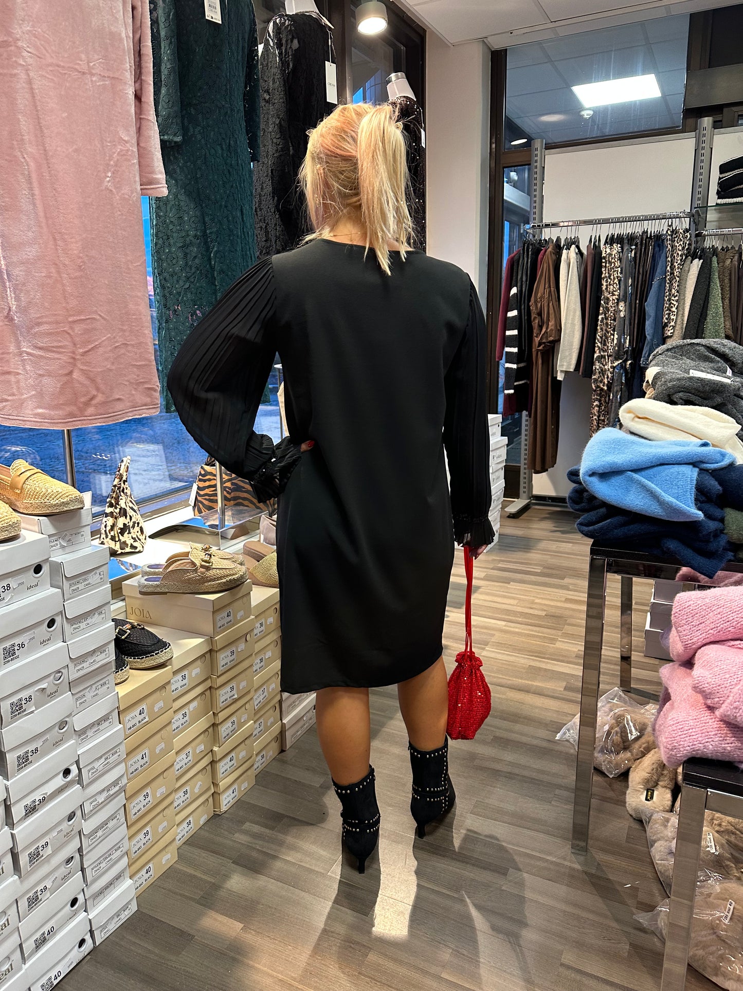 Pikkumusta pliseehihoilla