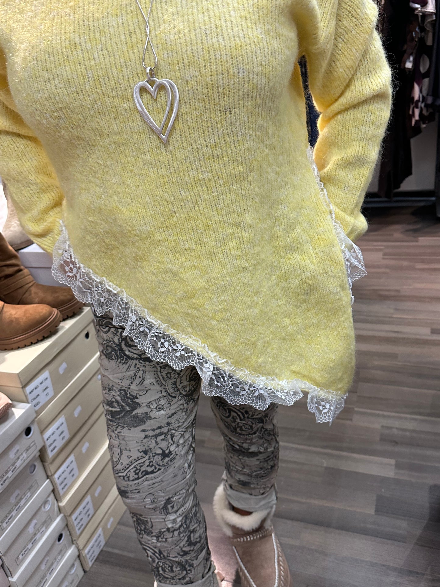 Neulepusero epäsymmetrisellä pitsihelmalla keltainen