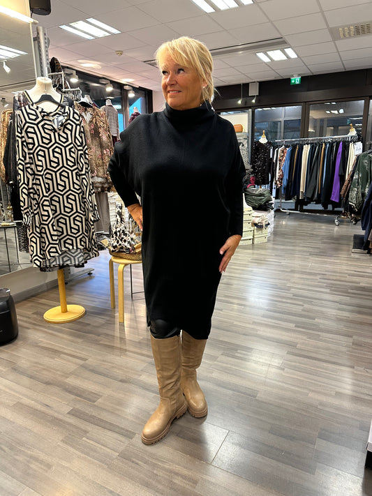 Oversize neuletunika musta