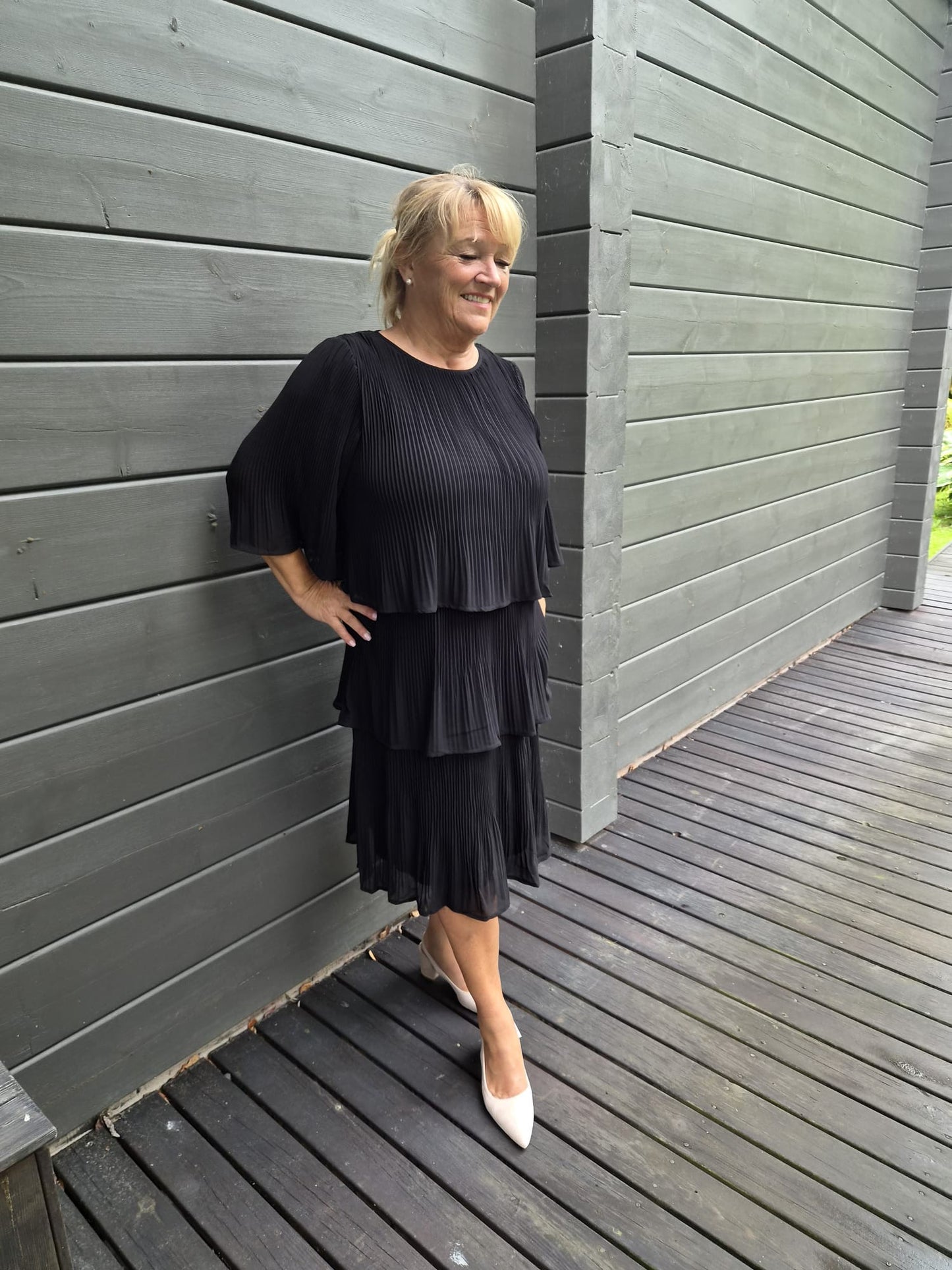 Pliseerattu kerrosmekko Calindra Black