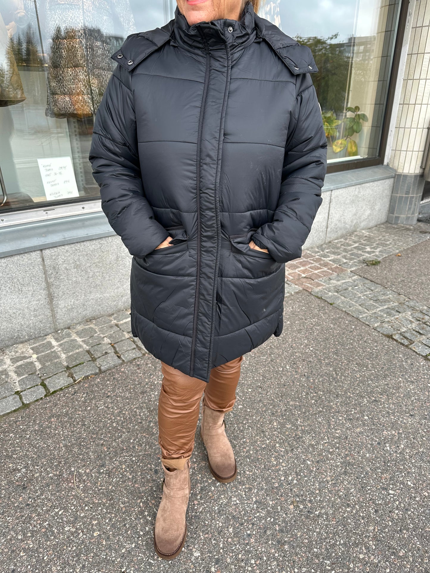 Midimittainen toppatakki musta