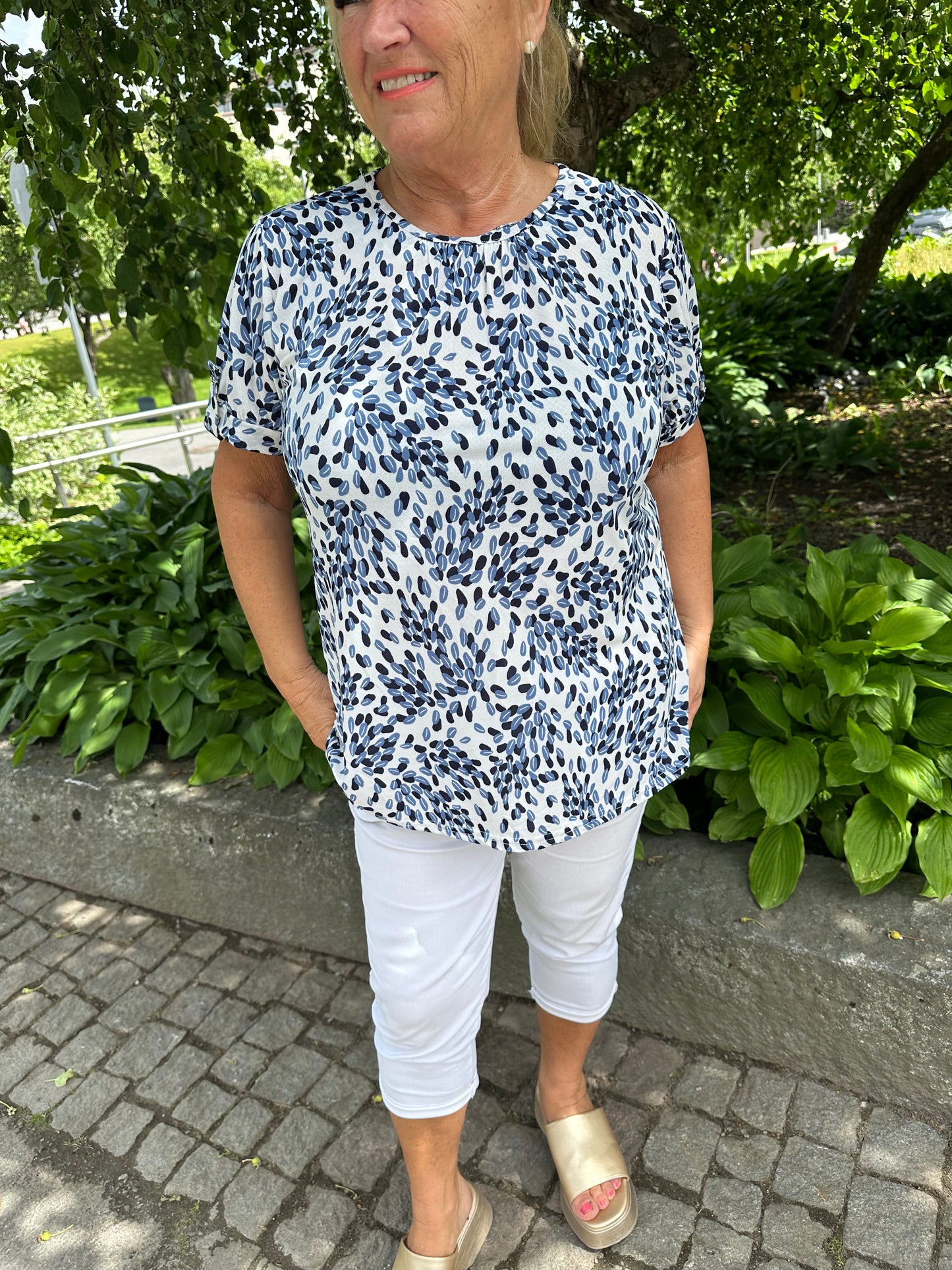 Plussize kuviollinen pusero (sininen ja beessi)