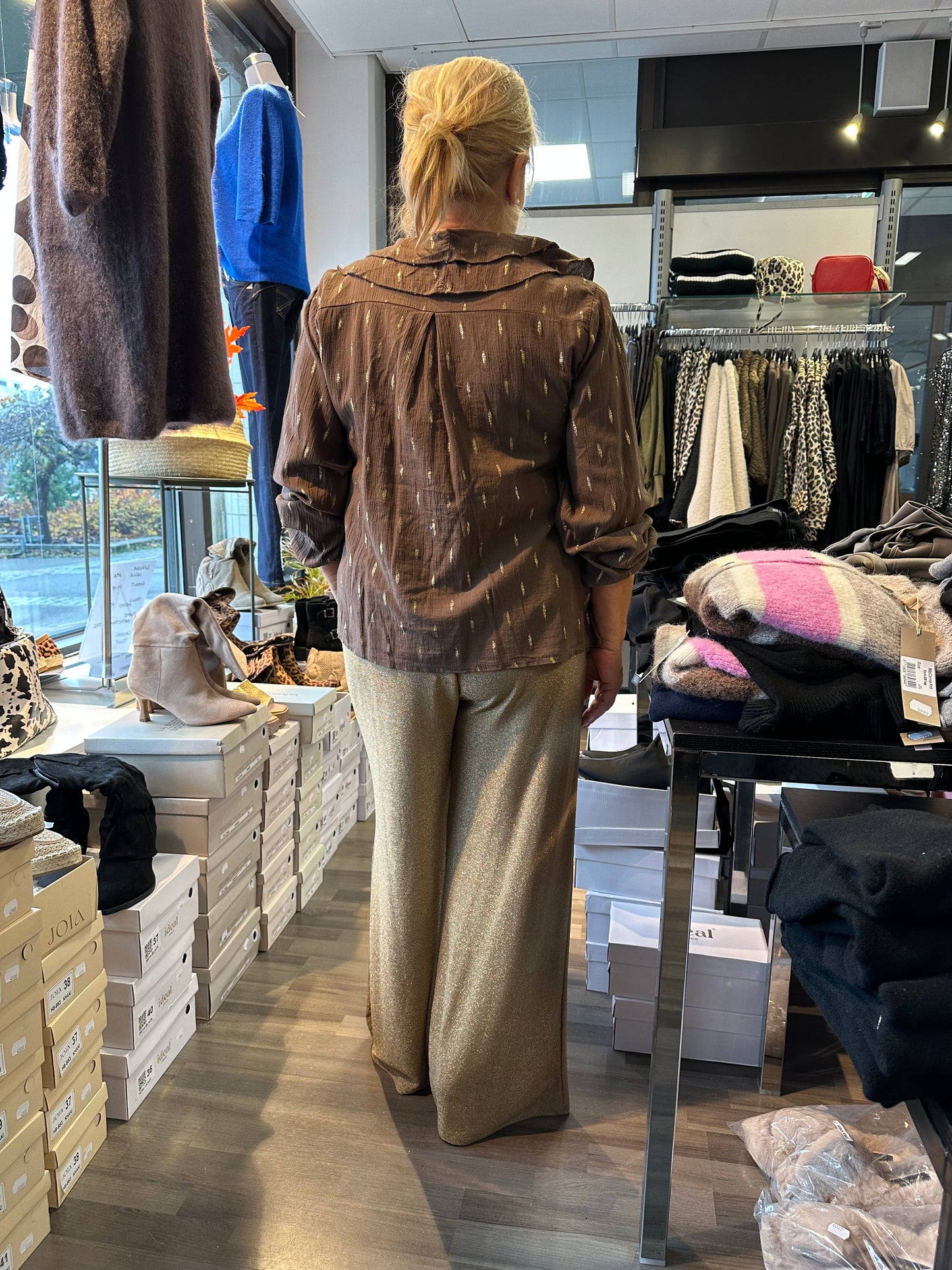 Leveälahkeiset kiiltävät lurex housut kulta