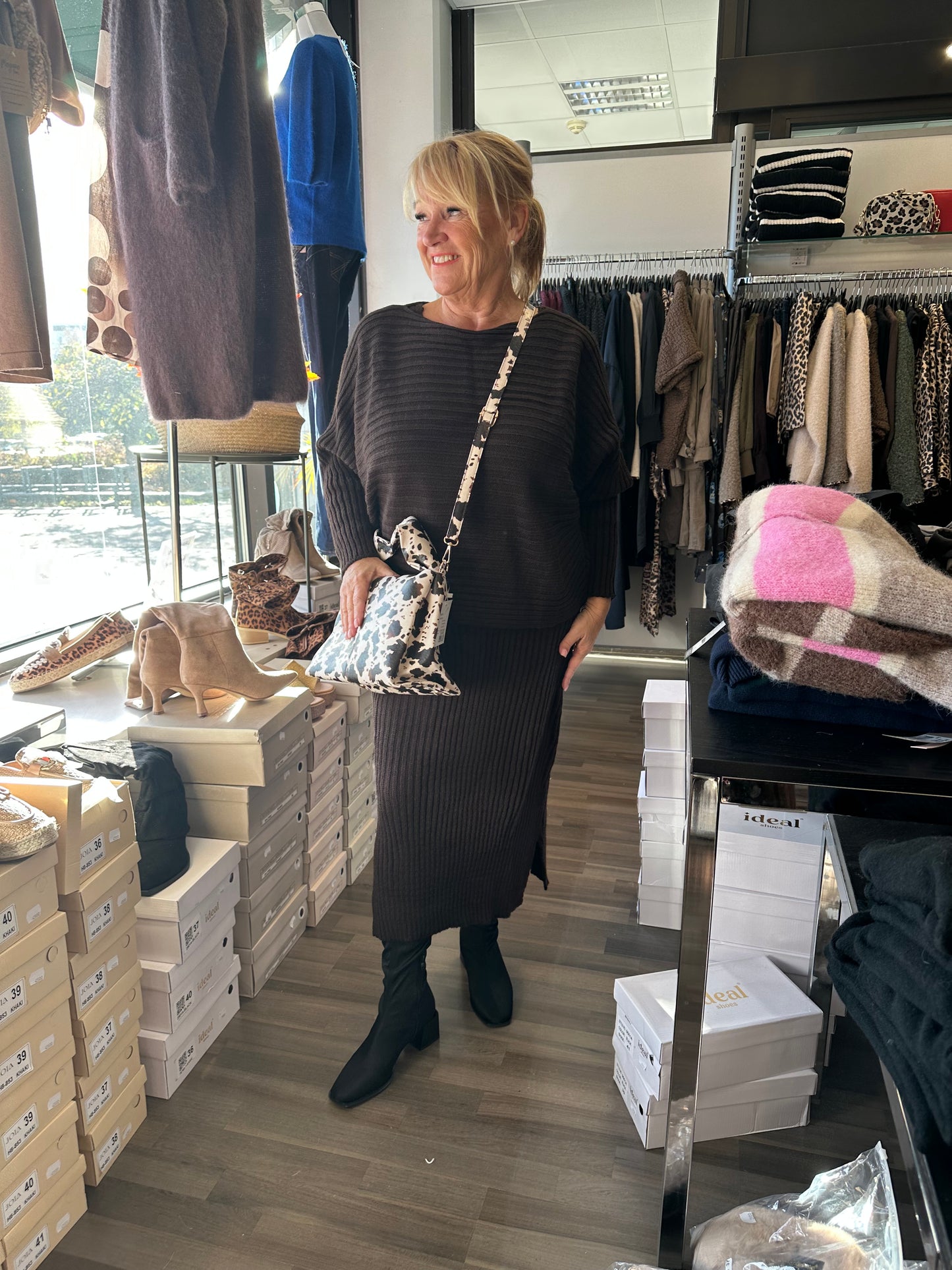 Neulemekko ja pusero ruskea